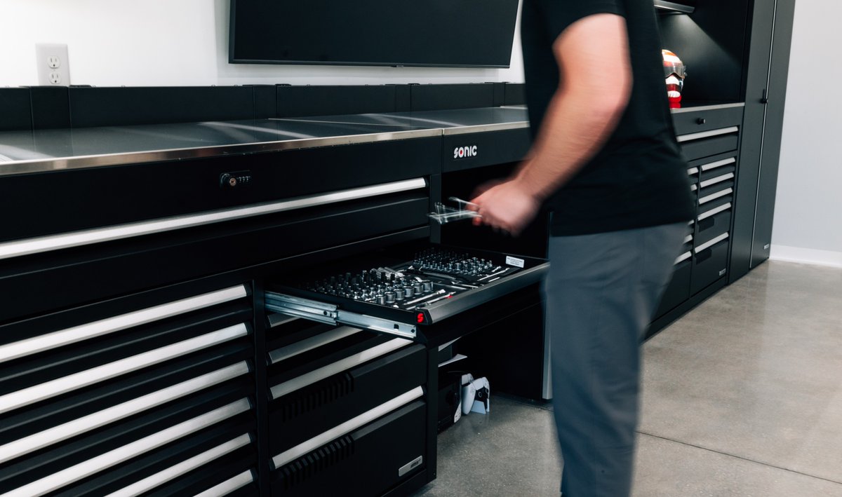If you could add one thing to this workshop, what would it be? Let us know in the comments We'll begin: - A Sonic NEXT toolbox S12XD 🔥 #SonicTools #Tools #Storage #Organization #HandTools #Foam #ToolStorage #ToolSets #Toolboxes #ToolsOfTheTrade #Technician #AutoTech