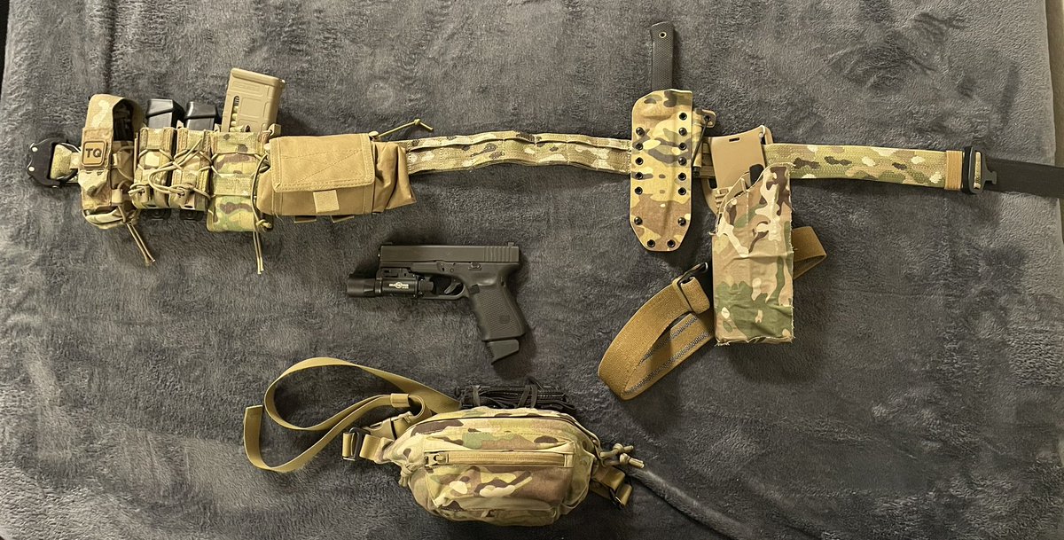 Gear layout at @RimaFellaria's request. 

This is the recce configuration. Chest rig, recce rifle, belt kit, medical blowout fanny pack.

Can go more low-vis by replacing the belt kit with CCW/EDC and throwing on a jacket.

#GunGuy #Geardo #GunGeek #AR #GlockLife