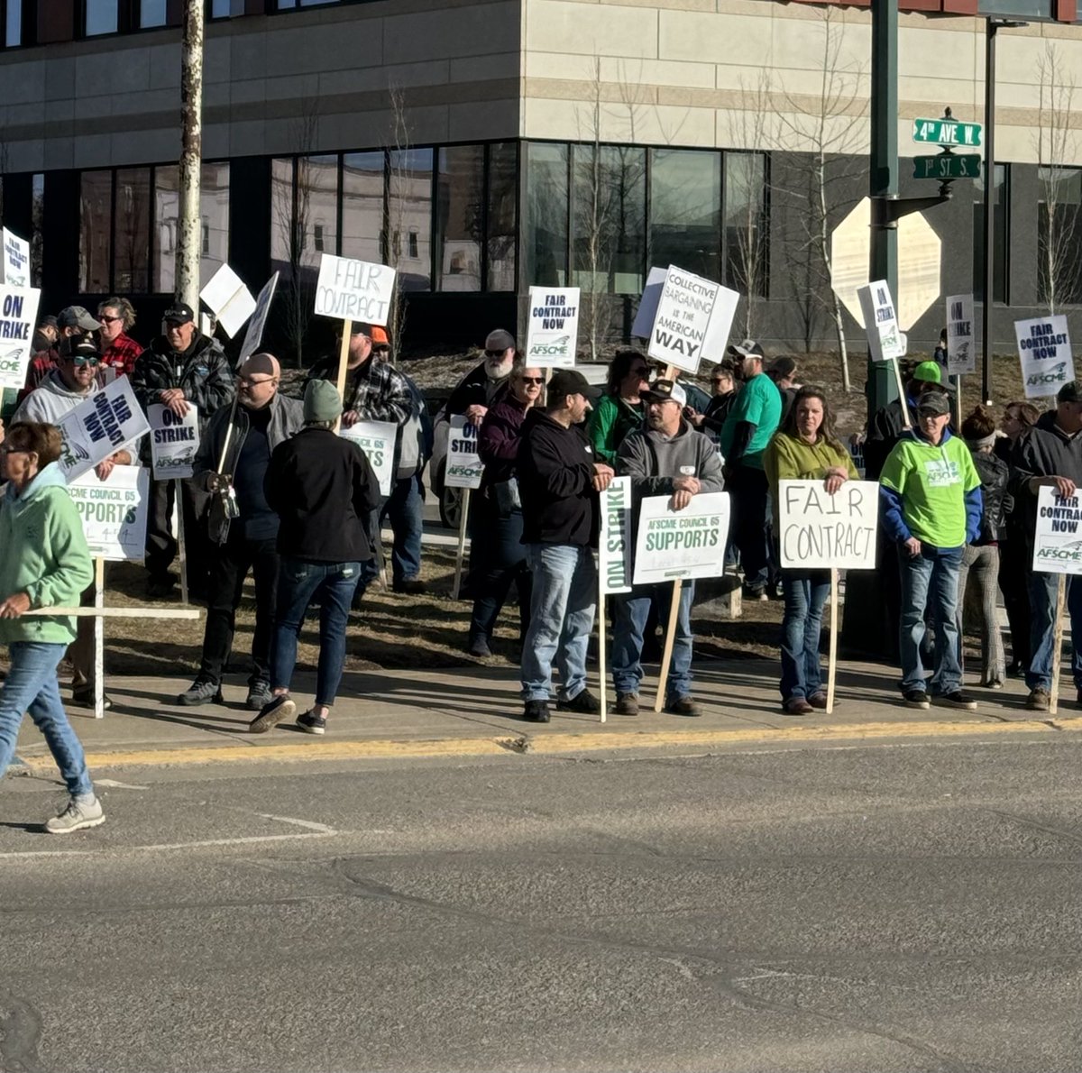 Plenty of support for the picketing AFSCME Local 454 striking workers in front of Virginia city hall. Workers are hoping to return to work if they get a settlement offer today that doesn’t get rescinded again! UNION YES!!