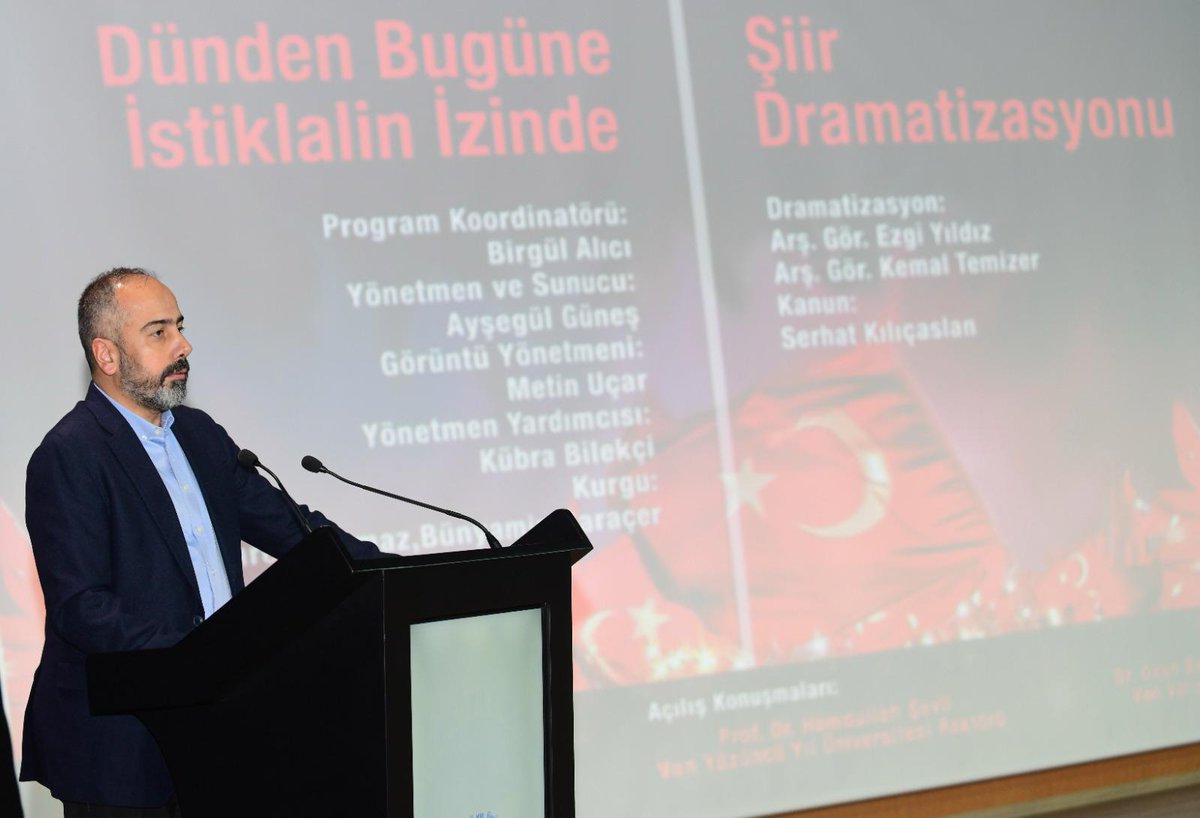 HaberVANYYU's tweet photo. Cengiz Andiç Kültür Merkezinde gerçekleşen programda “Dünden Bugüne İstiklalin İzinde” video gösteriminin ardından şiir dramatizasyonu yapıldı. Fuaye alanında ise “İstiklal Marşı’nın Kabulü ve M. Akif Ersoy” konulu, Güzel Sanatlar Fakültesi öğrencilerinin eserlerinin yer aldığı resim sergisi davetlilerin beğenisine sunuldu.

Haberin detayı linkte 👉https://t.co/d4PZzoQOgD

@hsevli  #12Mart #İstiklalMarşınınKabulü #MehmetAkifErsoy #VanYYÜ #VanYüzüncüYılÜniversitesi