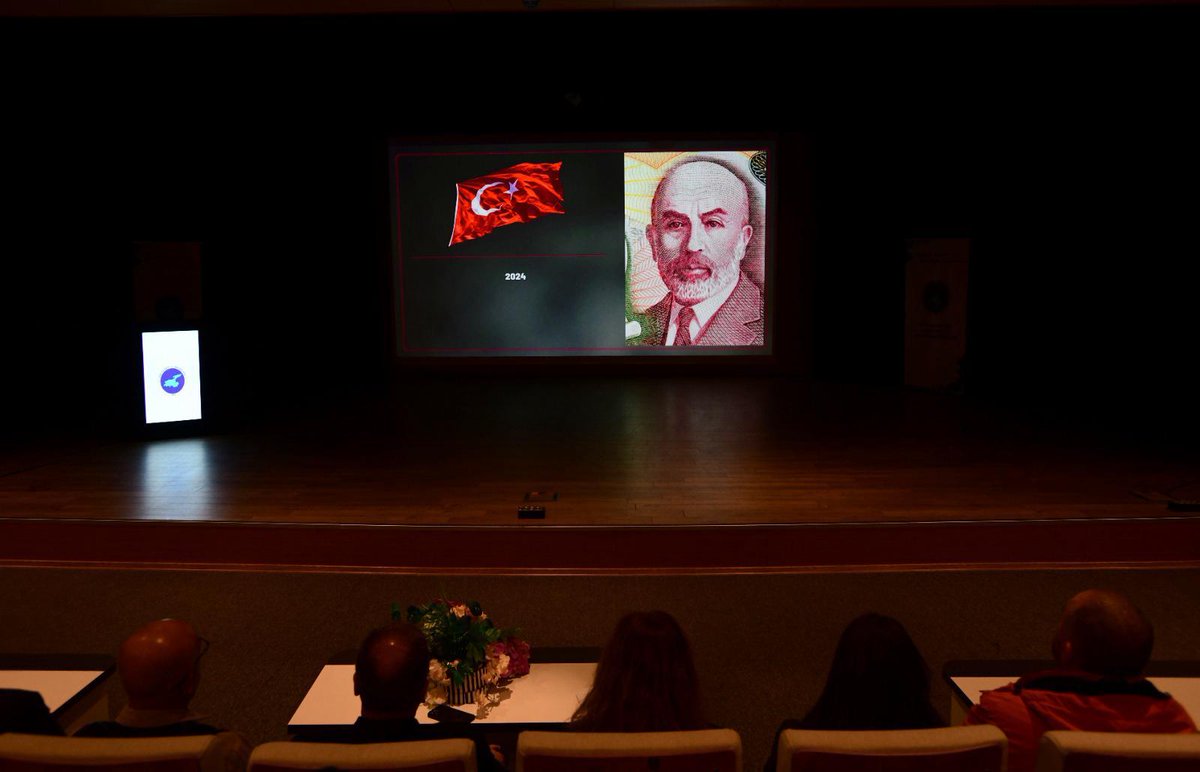 HaberVANYYU's tweet photo. Cengiz Andiç Kültür Merkezinde gerçekleşen programda “Dünden Bugüne İstiklalin İzinde” video gösteriminin ardından şiir dramatizasyonu yapıldı. Fuaye alanında ise “İstiklal Marşı’nın Kabulü ve M. Akif Ersoy” konulu, Güzel Sanatlar Fakültesi öğrencilerinin eserlerinin yer aldığı resim sergisi davetlilerin beğenisine sunuldu.

Haberin detayı linkte 👉https://t.co/d4PZzoQOgD

@hsevli  #12Mart #İstiklalMarşınınKabulü #MehmetAkifErsoy #VanYYÜ #VanYüzüncüYılÜniversitesi