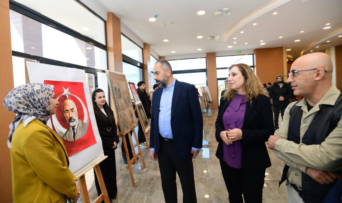 HaberVANYYU's tweet photo. Cengiz Andiç Kültür Merkezinde gerçekleşen programda “Dünden Bugüne İstiklalin İzinde” video gösteriminin ardından şiir dramatizasyonu yapıldı. Fuaye alanında ise “İstiklal Marşı’nın Kabulü ve M. Akif Ersoy” konulu, Güzel Sanatlar Fakültesi öğrencilerinin eserlerinin yer aldığı resim sergisi davetlilerin beğenisine sunuldu.

Haberin detayı linkte 👉https://t.co/d4PZzoQOgD

@hsevli  #12Mart #İstiklalMarşınınKabulü #MehmetAkifErsoy #VanYYÜ #VanYüzüncüYılÜniversitesi