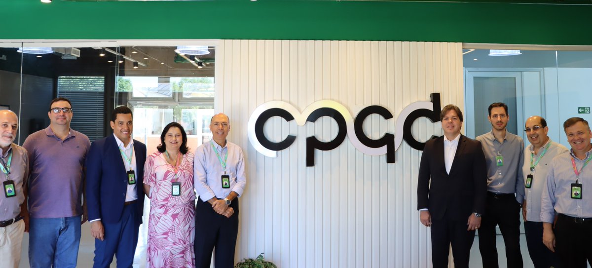 #Notícias | Em visita ao CPQD, em Campinas (SP), o presidente da Telebras, Fred Siqueira Filho, conheceu o Núcleo de Evolução Tecnológica e o Complexo Laboratorial de Conectividade, onde são desenvolvidos projetos inovadores nas áreas de conectividade. 🔗tinyurl.com/47zzwhpc4r