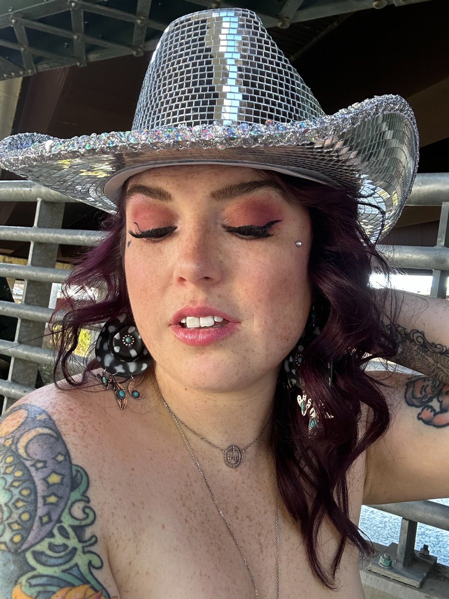 _LilithSinclair's tweet photo. Im more fun than an 8 second ride. Giddy Up cowboy 🤠 

https://t.co/BWbo6GZRcC https://t.co/hscj23AvwH