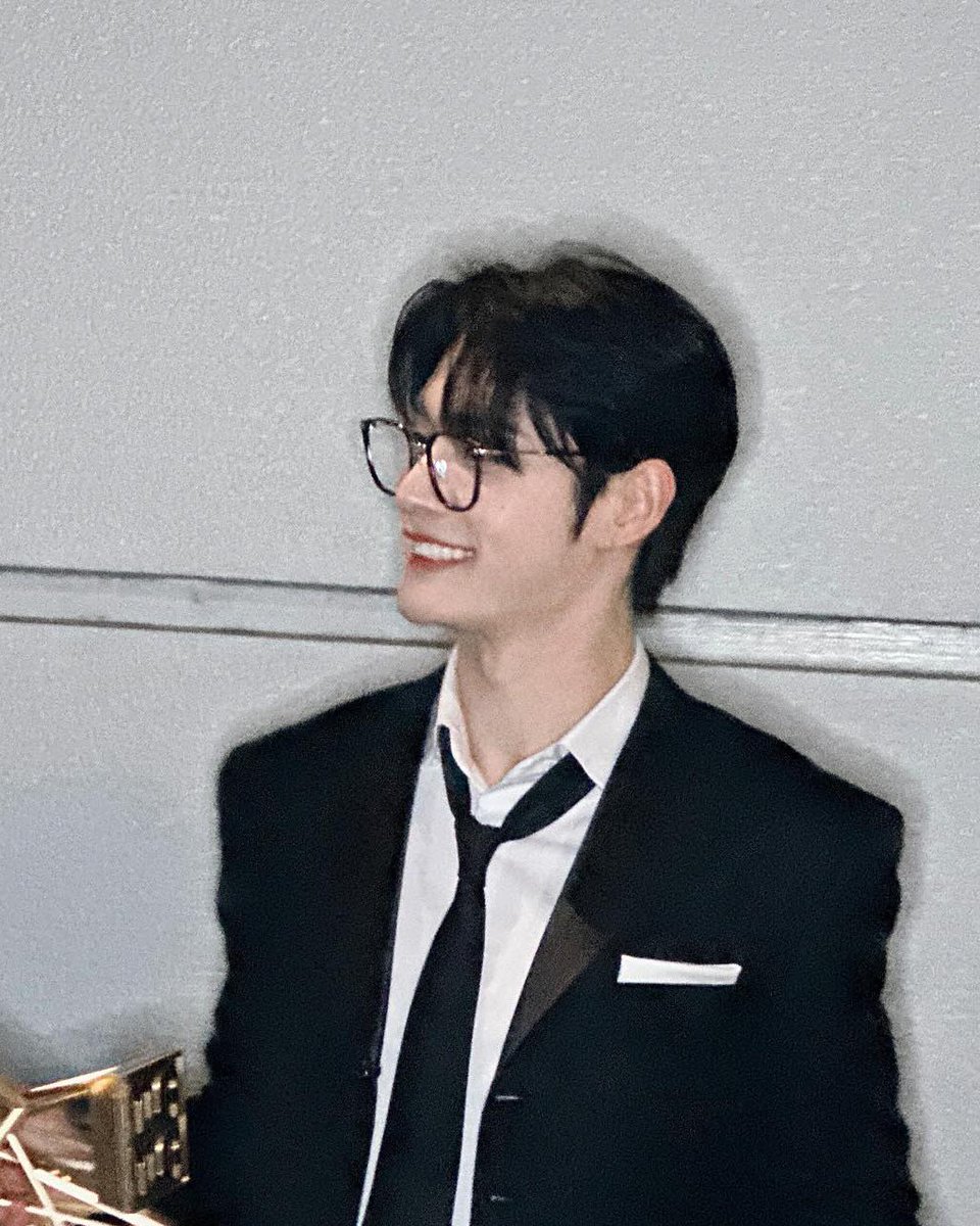 안경쓸때마다 오빠라고부르고싶어지는병 . .