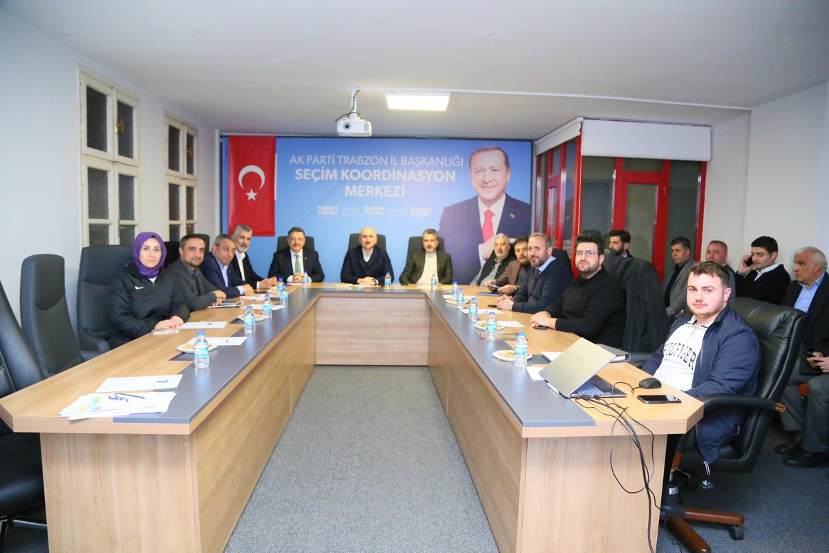 Bakanımız Sn. Adil Karaismailoğlu, AK Parti Trabzon İl Başkanlığı Koordinasyon Merkezi'mizde değerlendirme toplantısı gerçekleştirdi.

En büyük ölçüsü "millete hizmet" olan AK Kadrolarımız ile birlikte Güçlü Türkiye için çalışmaya devam edeceğiz.

#HazırızKararlıyız🇹🇷