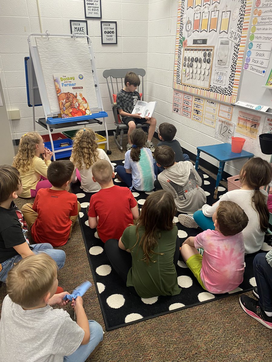 dclingingsmith1's tweet image. Today Broden used his Star Bucks to come read to our class!! He did a great job!! I love when past students want to come visit too!! #starstudent #guestreader #happyteacher @KowalskiKids