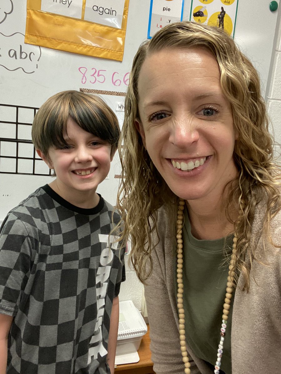 dclingingsmith1's tweet image. Today Broden used his Star Bucks to come read to our class!! He did a great job!! I love when past students want to come visit too!! #starstudent #guestreader #happyteacher @KowalskiKids