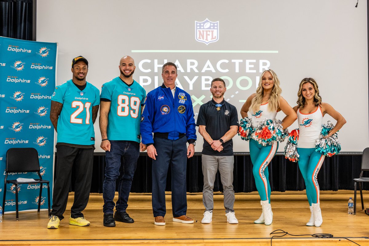 DeShon Elliott, Julian Hill, and @dolphinscheer joined forces to inspire students at @WMSWolves. Together, students learned to build positive relationships with peers through courage, commitment, and integrity.