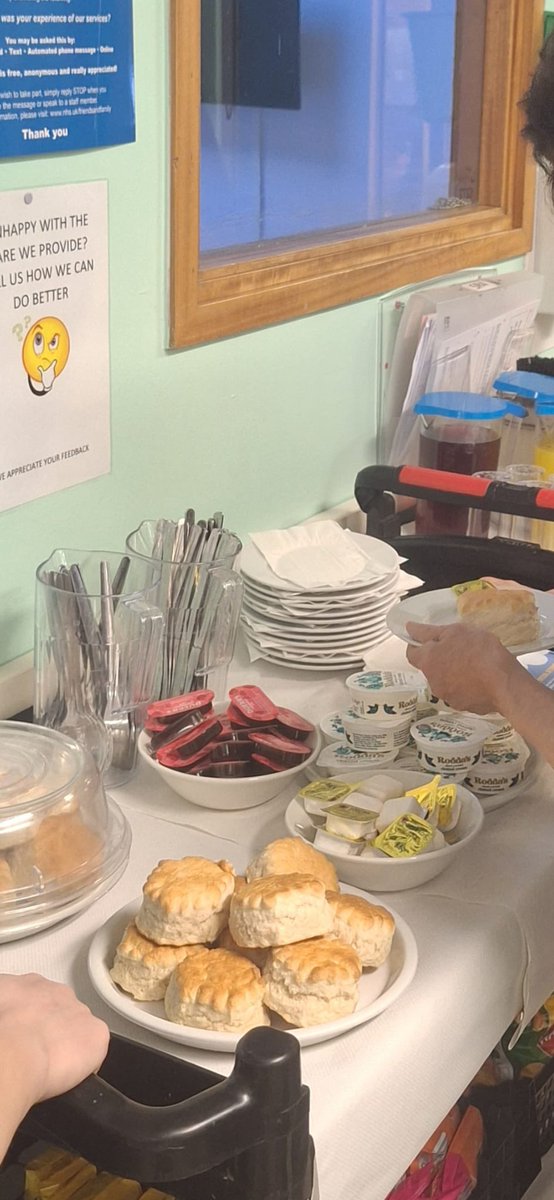 Our lovely Margo Speech & Language Therapy Assistant serving afternoon tea to our patients on Southend Hospital wards for #globalteaparty #SwallowAware2024 #NHWeek2024 @RCSLT @NHWeek @Amyives6 @billyfashanu @MSEHospitals