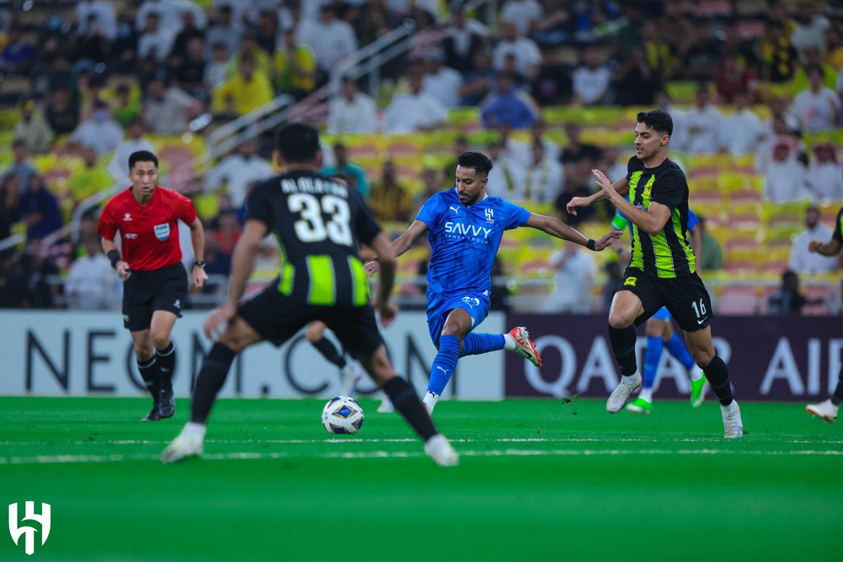 فوز.. وتأهل.. ورقم تاريخي.. وبين جمهورنا العظيم.. الله يديم ليالي الزعيم🤍💙 #الاتحاد_الهلال