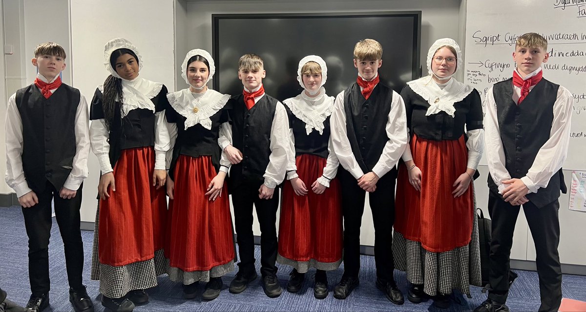 CelfyddydauBroDur (@celfyddydauygbd) on Twitter photo Llongyfarchiadau enfawr i dîm dawnsio gwerin dan 15 oed @bro_dur ar 🥇heno yn yr Eisteddfod Sir 👏🏻🙌🏻❤️ #traddodiadbyw 💃🏻🕺🏼🏴 #ymlaen <a href="/EisteddfodUrdd/">Eisteddfod yr Urdd a’r Celfyddydau</a> <a href="/DawnsioGwerin/">Dawnsio Gwerin</a> Llongyfarchiadau enfawr i dîm dawnsio gwerin dan 15 oed @bro_dur ar 🥇heno yn yr Eisteddfod Sir 👏🏻🙌🏻❤️ #traddodiadbyw 💃🏻🕺🏼🏴 #ymlaen <a href="/EisteddfodUrdd/">Eisteddfod yr Urdd a’r Celfyddydau</a> <a href="/DawnsioGwerin/">Dawnsio Gwerin</a>