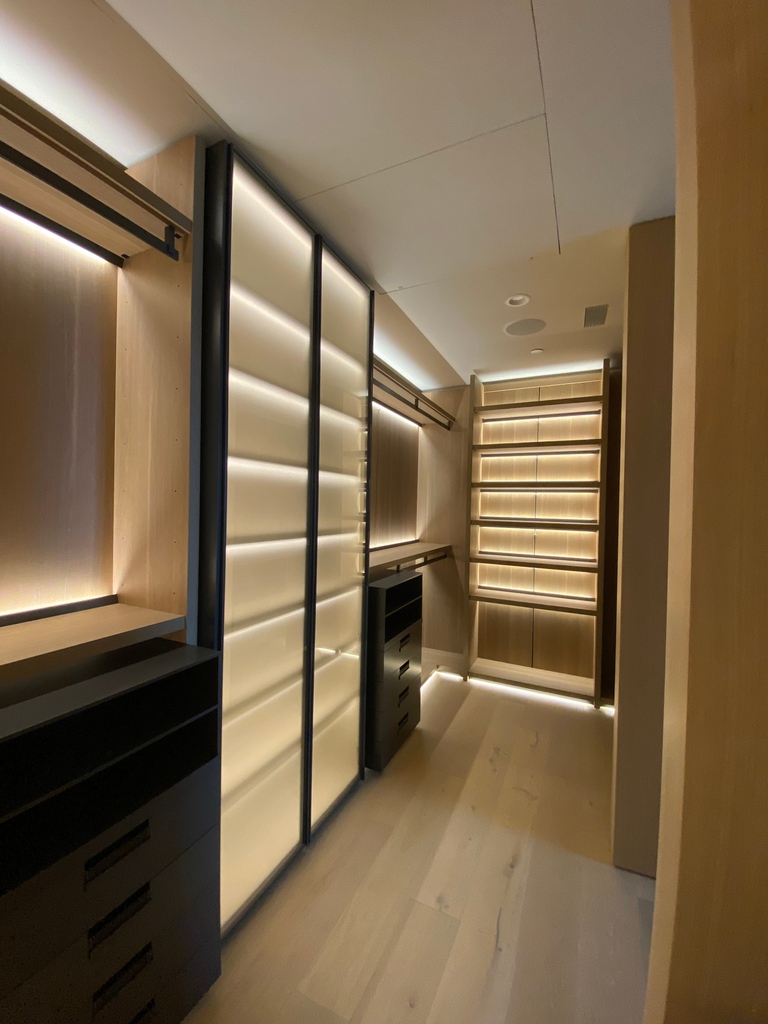 Item_5_LLC's tweet photo. Level up your game with the incredible Molteni Closet System. This awesome piece of furniture combines practicality and beautiful aesthetics, taking your wardrobe organization to the next level. https://t.co/j1Ierx5Pv2