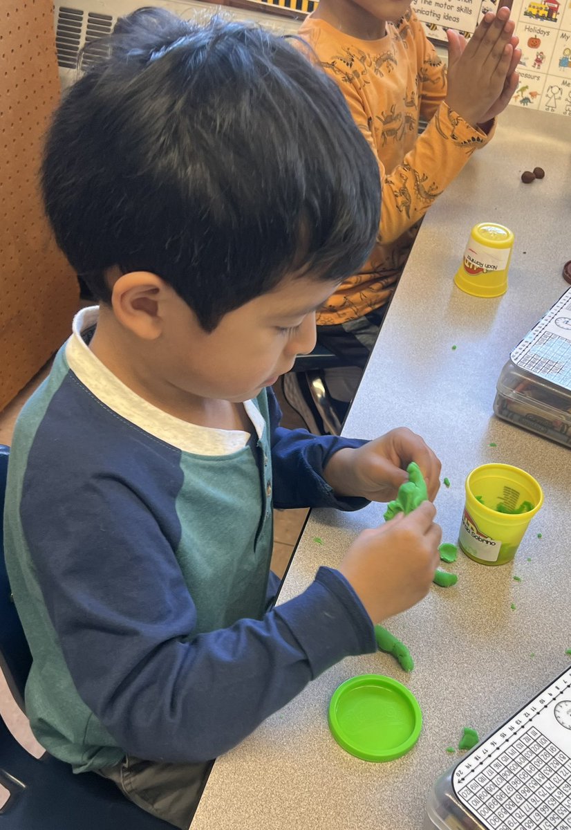Maestrajenn's tweet photo. #sensoryplay #STEAM #SEL #ELA #choralreading #writingcaptions #oralexpression #repeatedtext @BenchmarkEdu @YonkersSchools @School5Yonkers https://t.co/Jtiyf1eJlL