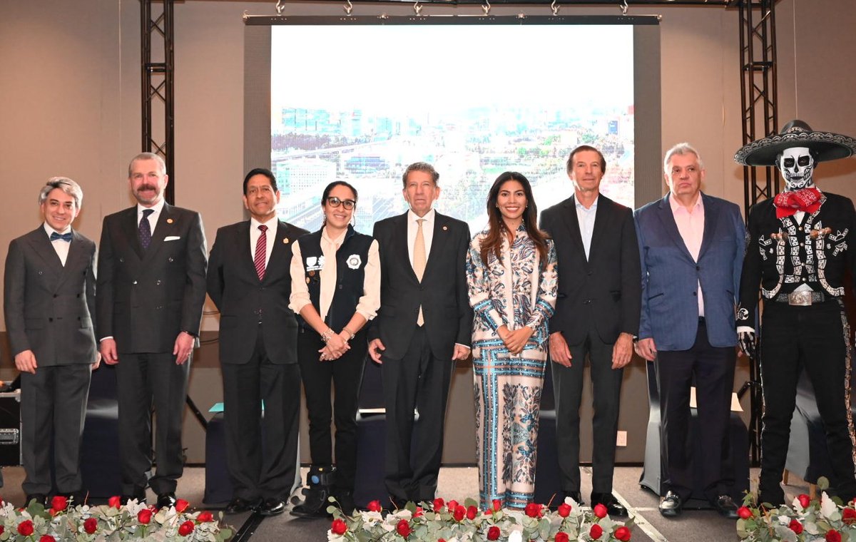 NexosTuristicos's tweet image. CELEBRA AHCDMX EL DÍA DE LA HOTELERÍA 

🛎️🇲🇽🏨 El Ing. Rafael García González, Presidente de la Asociación de Hoteles de la Ciudad de México @Rafa_GaGo @AsocHotelesCDMX, encabezó la celebración del #DiaDeLaHoteleria acompañado de su Consejo Directivo, hoteleros asociados,