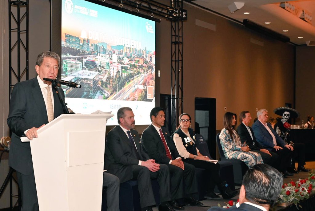 NexosTuristicos's tweet image. CELEBRA AHCDMX EL DÍA DE LA HOTELERÍA 

🛎️🇲🇽🏨 El Ing. Rafael García González, Presidente de la Asociación de Hoteles de la Ciudad de México @Rafa_GaGo @AsocHotelesCDMX, encabezó la celebración del #DiaDeLaHoteleria acompañado de su Consejo Directivo, hoteleros asociados,