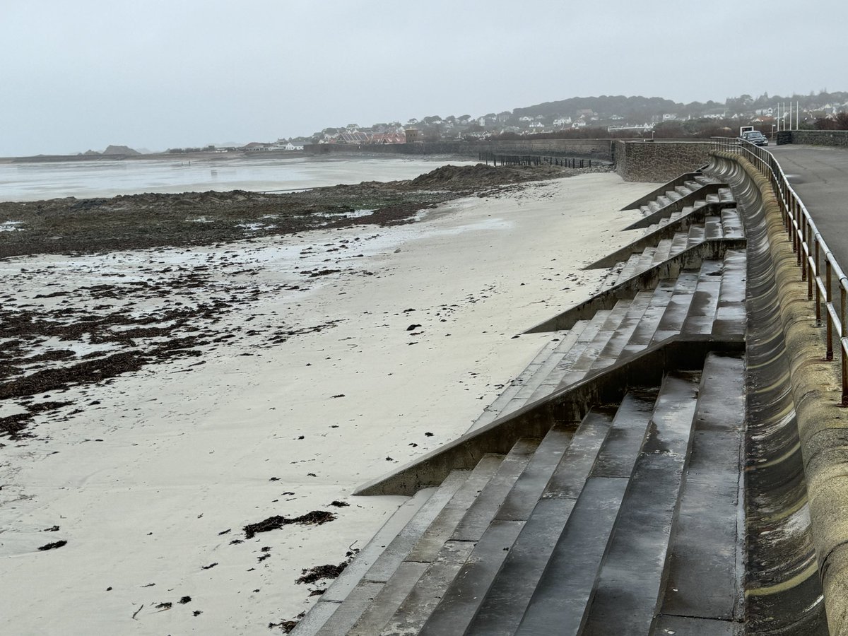 Photos of the highest and lowest tides of the year in Guernsey, right next to our project site. 10.3 metes at 08:00 and 0.1m at 14:00. Over 33 feet in range.