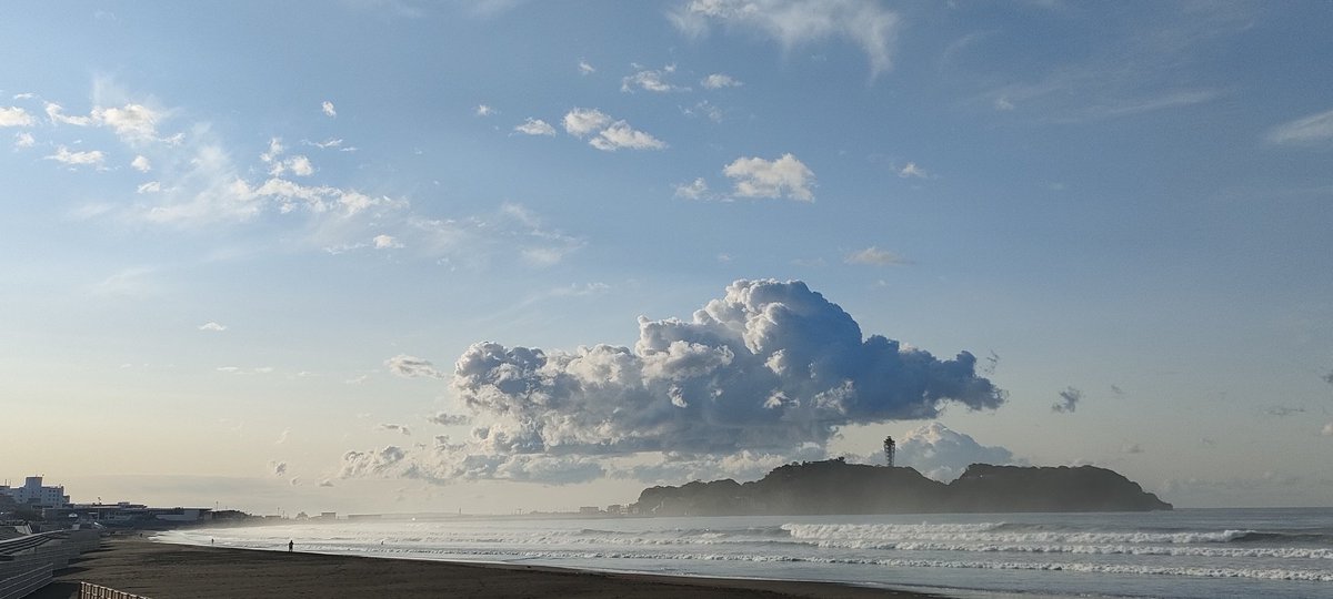 champ252525's tweet photo. 海霧が江の島を包み込む、一年に何度もお目にかかれない光景が目の前に広がる通勤タイム

運が良すぎる！

＃朝　＃海　＃湘南　＃江の島 https://t.co/gAZswDz5fj