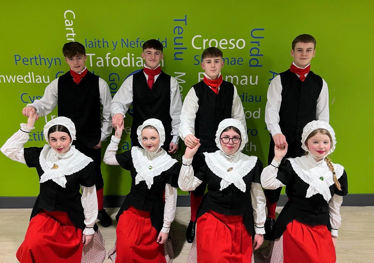 CelfyddydauBroDur (@celfyddydauygbd) on Twitter photo Llongyfarchiadau enfawr i dîm Dawnsio Gwerin dan 19 oed @bro_dur ar eich llwyddiant heno 🥇 yn yr Eisteddfod Sir 👏🏻 #ymlaen 🙌🏻 #traddodiadbyw 💃🏻🕺🏼🏴 <a href="/DawnsioGwerin/">Dawnsio Gwerin</a> <a href="/EisteddfodUrdd/">Eisteddfod yr Urdd a’r Celfyddydau</a> 👏🏻💪🏻❤️ Llongyfarchiadau enfawr i dîm Dawnsio Gwerin dan 19 oed @bro_dur ar eich llwyddiant heno 🥇 yn yr Eisteddfod Sir 👏🏻 #ymlaen 🙌🏻 #traddodiadbyw 💃🏻🕺🏼🏴 <a href="/DawnsioGwerin/">Dawnsio Gwerin</a> <a href="/EisteddfodUrdd/">Eisteddfod yr Urdd a’r Celfyddydau</a> 👏🏻💪🏻❤️