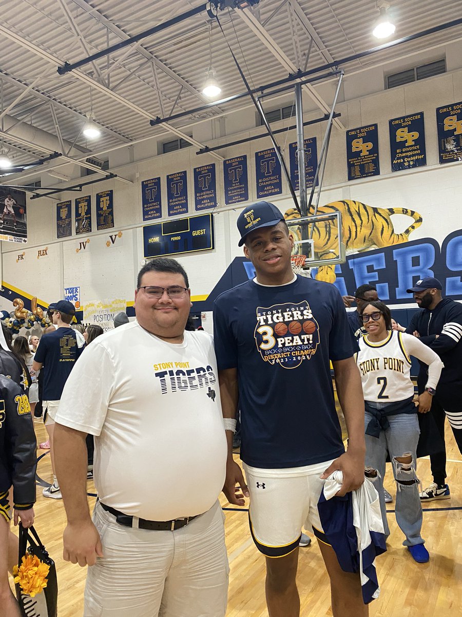 @Tankchris1 as SOTX athlete is extremely proud to the best HS basketball player for win the Mr. Texas Basketball Player of the year presented by Chicken Express. Congratulations @Josiah_Moseley0. 🏀🐯🥲💙💛🔥 @STPTigerHoops @stpfootballbc @StonyPointHS @var_austin @SOTexas.