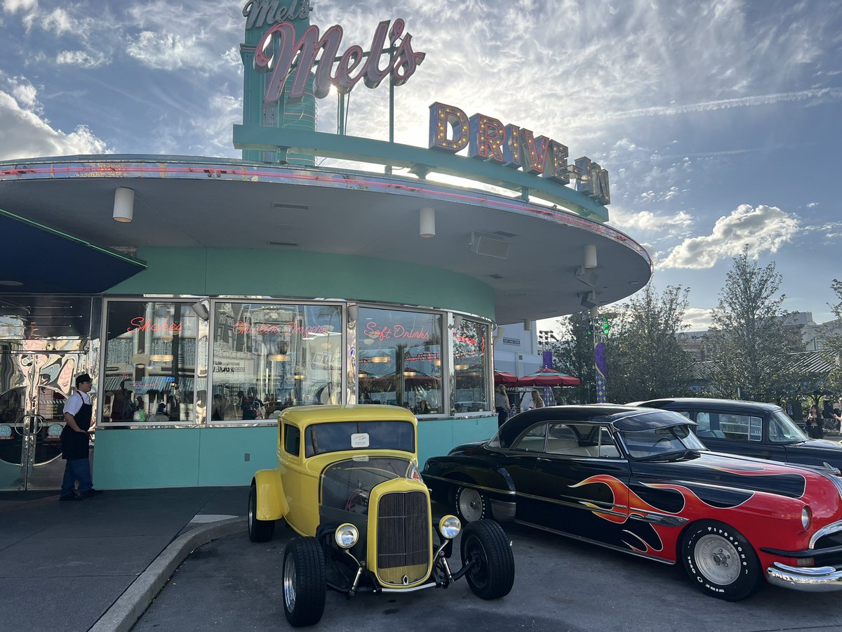 Thanks Jaden at Mel’s Drive In for being so helpful. You definitely deserve a gold plated <a href="/uofistbump/">@UOFistBump</a>. See you later Alligator. #UOFistbump #fistbump
