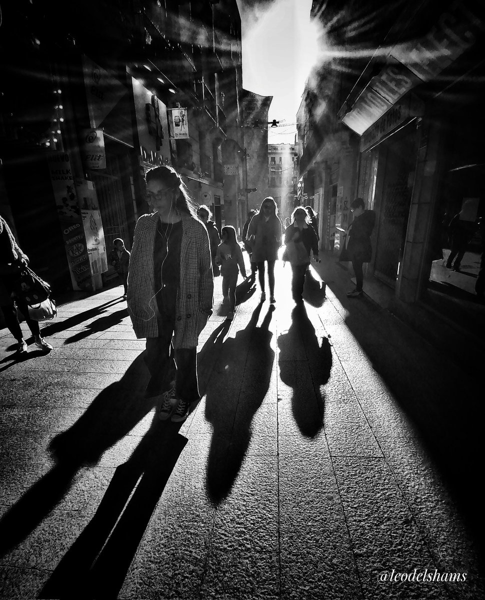 #Lleida. Carrer Major. Les ombres s'allarguen per la tarda. #testimolleida. #comparteixLleida. #lleidatestimo. #carrerMajor. #carrersdeLleida. #comerçdelleida. #paerialleida. #turismedelleida.#arquitectura. #architecture. #total_lleida. #imatges_Lleida. #imatgesde_lleida.