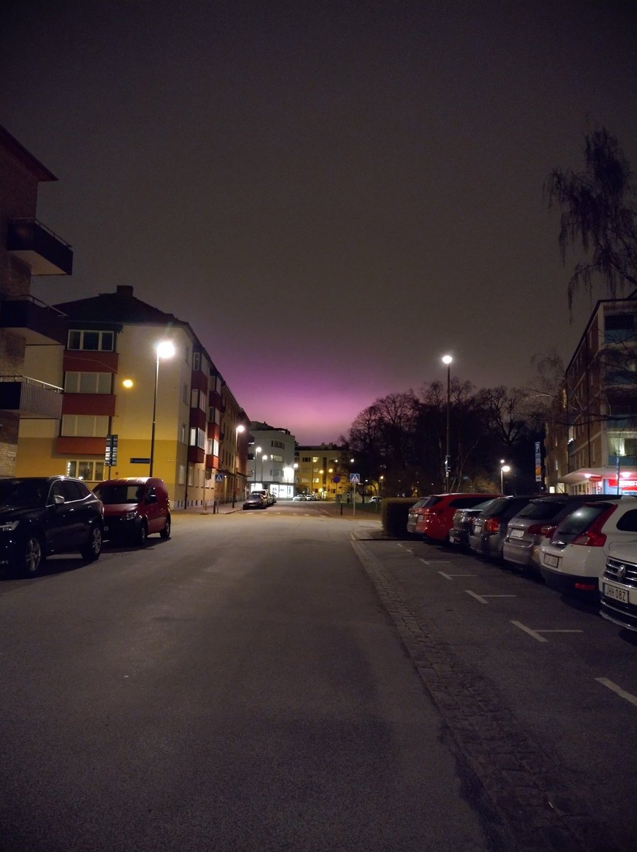 KarolinaHjelte's tweet photo. Pink sky here late at night long after dark. Never seen anything like this before. How beautiful! No filter needed. 😍😍😍 https://t.co/XTg753cgcO