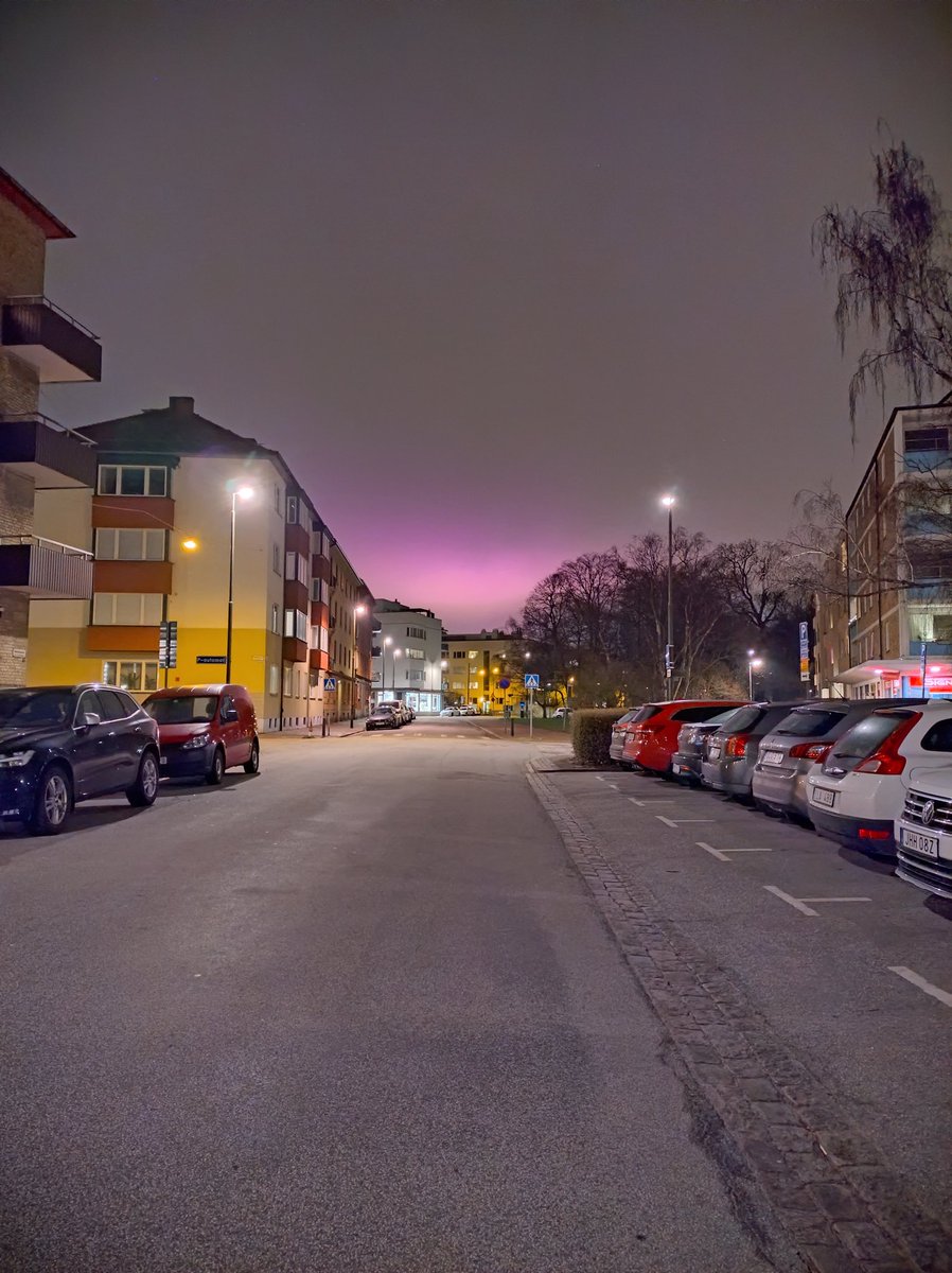 KarolinaHjelte's tweet photo. Pink sky here late at night long after dark. Never seen anything like this before. How beautiful! No filter needed. 😍😍😍 https://t.co/XTg753cgcO