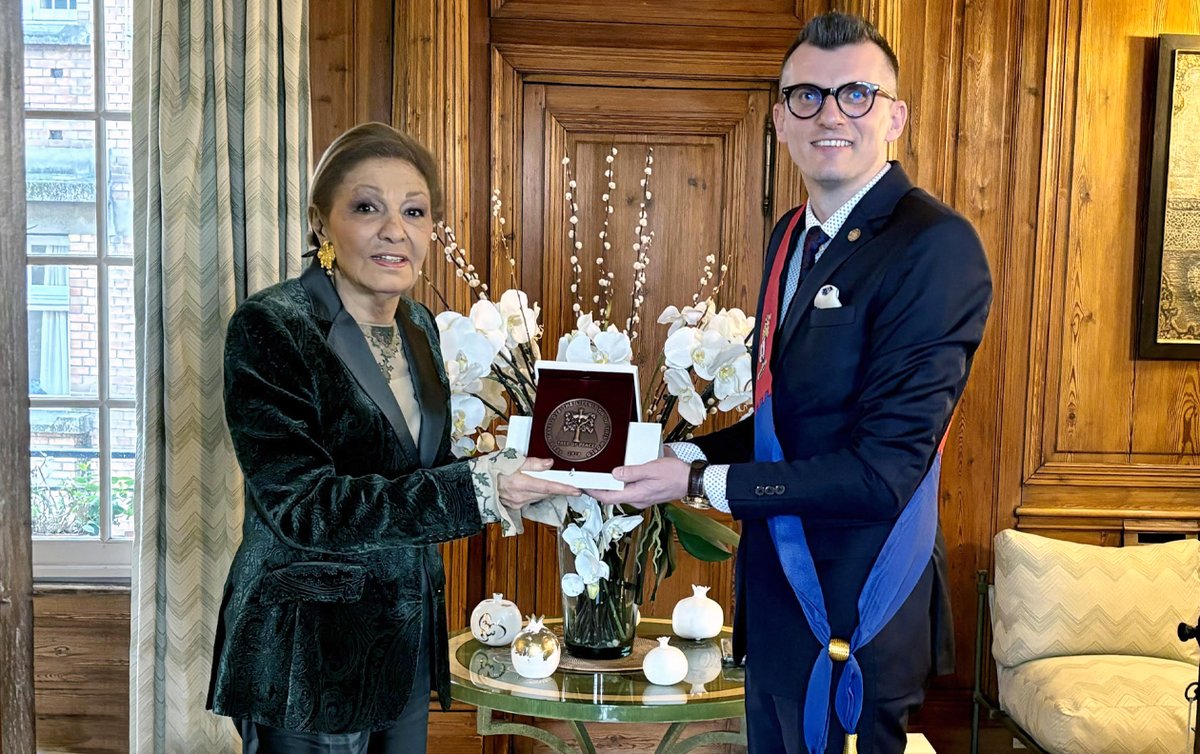 Her Majesty Shahbanou Farah Pahlavi received the Tree of Peace Memorial Plaque from Dr. Marek Sobola. Presentation of the Servare et Manere highest award to Her Majesty Empress Farah Pahlavi, Shahbanou of Iran. Paris, March 2024 The Secretary-General and founder of the Slovak…