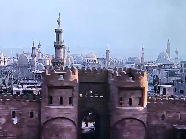 waelabbas's tweet photo. مسلسل الحشاشين
مراجعة الحلقة الثانية

مازال هناك اصرار على ان حسن الصباح كان بيعبد الظلام!!!
زي ما قلنا قبل كده ان قتل المؤذن ده كان بعد زيارة القاهرة
وليس قبلها
طبعا موضوع زوجة الموذن وابنه وقصة الحب
اضافات

صادم للعين جدا مشهد القاهرة الفاطمية
وهي تزينها المآذن المملوكية برضه !!! (صورة 1)
حتى جامع الحاكم بأمر الله عملوله مأذنة مملوكية
هو مأذنته الحالية مملوكية بالفعل (لكن ذات شكل مميز)
لان ماذنته الاصلية وقعت في زلزال
او وقع اعلاها
وبناها بيبرس الجاشنكير (المملوك) بشكلها الحالي (صورة 3)
لو عاوزين يشوفوا شكل المآذن الفاطمية
يبصوا للجيوشي مثلا ! (صورة 4)
او يجيبوا مئذنة ابن طولون لانها اقدم
انما ما تحطليش مآذن مملوكية !!!
وسور القاهرة الموجود حاليا بناه بدر الجمالي
بعد المجاعة
ولم يكن موجود ��شكله الحالي وقت احداث المسلسل
بل ان جامع الحاكم بأمر الله كان خارج اسوار القاهرة وقتها اصلا !!!
باب الفتوح الذي ظهر بالمسلسل كمان لم يكن قد بني بعد !!!
دي حاجة كده زي انك تجيب صلاة الجمعة في جامع الفتاح العليم
في عهد حسني مبارك !!!
فهمتوا قصدي؟؟؟

مشهد نزار وهو بيقول لبدر الجمالي انزل من على حصانك
ويسبه باصله الارمني (وهو كان ارمني فعلا)
ده ما حصلش مع بدر الجمالي
لكن مع ابنه الافضل شاهنشاه
اللي ها يبقى الوزير من بعد منه
هذه العداوة ستمنع وصول نزار للخلافة
رغم انه الوريث الشرعي
وحقيقي مش عارف ليه تم تصوير بدر الجمالي بانه شخص كويس
وبياكل كسرات خبز
بدر الجمالي كان له جيش من الارمن
جابهم يسكنوا القاهرة بدل السكان اللي ماتوا في المجاعة
وتسبب في زيادة نفوذ الارمن في مصر
بشكل ها يعمل مشاكل فيما بعد
يبقى هنا العداوة كانت بين نزار وشاهنشاه
وليس بدر الجمالي كما يذكر المسلسل !!!

طبعا مع تلميحات عن سماحة الفاطميين مع السنة
وده شيء حقيقي وكويس انه يذكر فعلا
لان فيه ناس حريصة على تشويه الفاطميين
لكن في المسلسل غرضه الاسقاط على الدولة المصرية الحالية
وتسامحها..

ملحوظة على ملابس الجنود السلاجقة
في ذلك الوقت كانت ملابسهم مزركشة
تشبه ارواب البيت الموجودة حاليا
بالوان فاقعة
ملابسهم في المسلسل مستمدة من ارطغرل

تم تصوير بعض المشاهد في مسجد سليمان الخادم بالقلعة
على انه بيت ابو طاهر السلفي القاضي
والمسجد طرازه عثماني تماما
وليس سلجوقي..
وعلاقة عمر الخيام والقاضي ابو طاهر السلفي
في الحقيقة في المسلسل هي مضحكة جدا
لا�� عمر الخيام اكبر من القاضي وليس العكس
اكبر منه ب40 سنة بحالهم !!!
وعاش عمر الخيام في سمرقند قبل ان يولد القاضي ابو طاهر اصلا !!!
لكن المؤلف نقش الحتة دي من رواية امين معلوف
سمرقند
دون ان يحققها تاريخيا للأسف

يصور المسلسل وصول حسن الصباح مصر وقت الشدة المستنصرية
بينما في الحقيقة وصل الصباح مصر بعد انتهاء الشدة
بخمس سنين كاملة !!!
وبعدين هو حد جاي من اصفهان ورايح القاهرة
ايه يخليه يعدي من قدام الاهرام وابو الهول في الجيزة؟
هو جاي من الساحل؟

لم يقبض بدر الجمالي على حسن الصباح بمجرد وصوله مصر
بل قضى في مصر فترة 3 سنوات قبل ان يقبض عليه
ولم يقبض عليه بسبب صداقته لنظام الملك
اللي نفيناها في الحلقة السابقة اصلا (لم تحدث تاريخيا ابدا)
لكن بسبب دعمه لخلافة نزار
وعندما افرج عنه لم يترك في مصر
بل طرد منها
وافرج عنه فقط بسبب سقوط مئذنة السجن
فتم اعتبار ذلك كعلامة شؤم نتيجة لحبسه
فتم اطلاق سراحه وترحيله من مصر

لم اتوصل الى شيء بالبحث عن ام نزار
وهل هي نوبية ام لا
وعن مشهد تفسير الاحلام
الا انه جدير بالذكر ان ام المستنصر هي التي كانت نوبية
وكان اسمها الجارية رصد
كان لها الكلمة العليا على ابنها
لكن لم تذكر المصادر هل دعمت نزار ام المستعلي
على اي حال قبل ��صول الصباح مصر بسنوات طويلة
كان نفوذ رصد قد انتهى تماما..

يصر المسلسل على تفسير خاطيء للباطنية
والتفسير الصحيح هو انه الايمان بوجود تفسيرين للنصوص الدينية
احدهم ظاهر يفهمه الناس
والثاني باطن يفهمه فقط من هم متصلون بالله
لا سحر ولا شعوذة ولا دجل..

النسر ذو الرأسين
شعار السلاجقة في المسلسل
ويظهر على الدروع وعلى عمامة نظام الملك
لم يظهر الا في القرن 13 على يد كيقباد الاول
يعني بعد احداث المسلسل بقرنين..

تصوير مدينة سمرقند
ربما يكون هو الادق حتى الان في المسلسل
من حيث العمارة

حسب البداية والنهاية لابن كثير
فان يوسف الخوارزمي بالفعل هو قاتل الب ارسلان
ولكن ليس في مبارزة كما صورها المسلسل
لكن بطعنة خنجر
ولم يقتل ملك شاه الخوارزمي
بل قتله الجنود

ونكمل الحلقة الجاية ان شاء الله