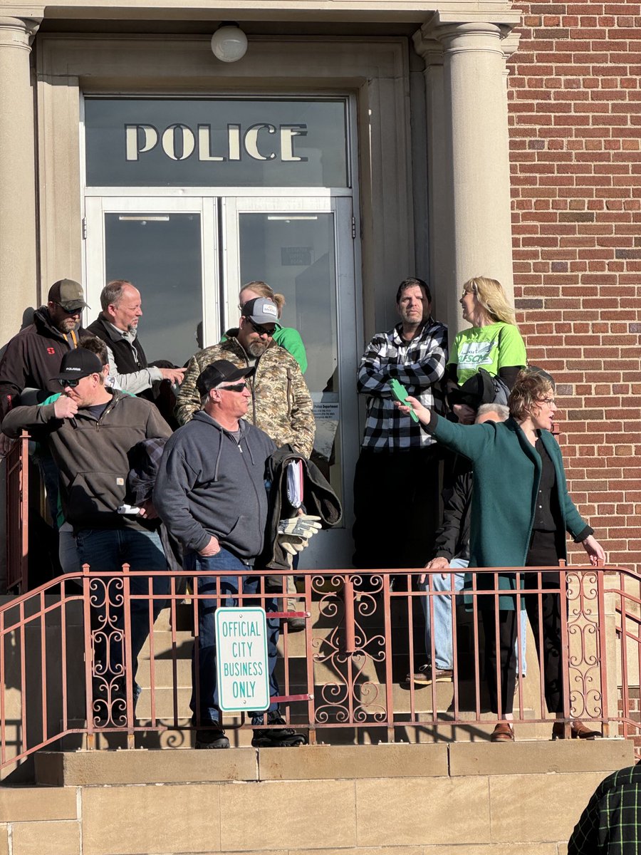Shannon Douvier, Co 65 Executive Director with the Local 454 negotiating team make the announcement that a tentative agreement has been reached and the city council will vote to accept first at tonight’s council meeting. Only then will the Union vote. Solidarity matters UNION YES