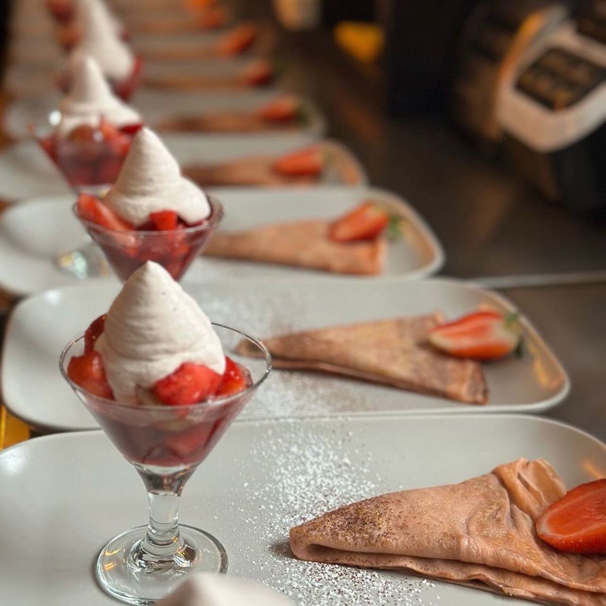MakayaChocolat's tweet photo. Quand la douceur rencontre le fun : notre crêpe fraise-chocolat. 🍓🍫

#brunching #montreal #chocolatelounge #event #cocktails #crepês #mtleats #mtlrestaurants #makaya #womansday #woman #mtl https://t.co/93JDU5gFF3