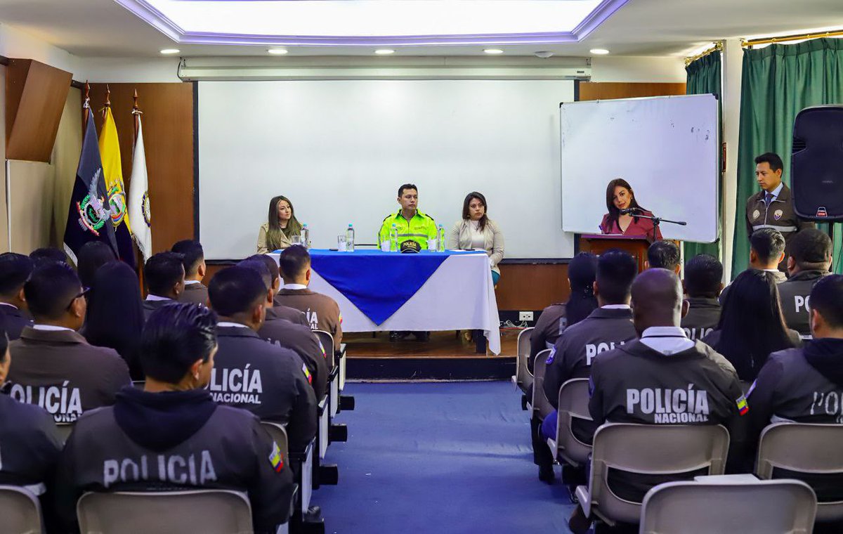 MinInteriorEc's tweet photo. 📚Esta mañana, la Dirección de Desaparecidos del @MinInteriorEc capacitó y sensibilizó al personal operativo de las unidades especializadas del eje investigativo de la Dirección Nacional de Delitos contra la Vida, Muertes Violentas, Desapariciones, Extorsión y Secuestros #Dinased https://t.co/glpYRK2CWP