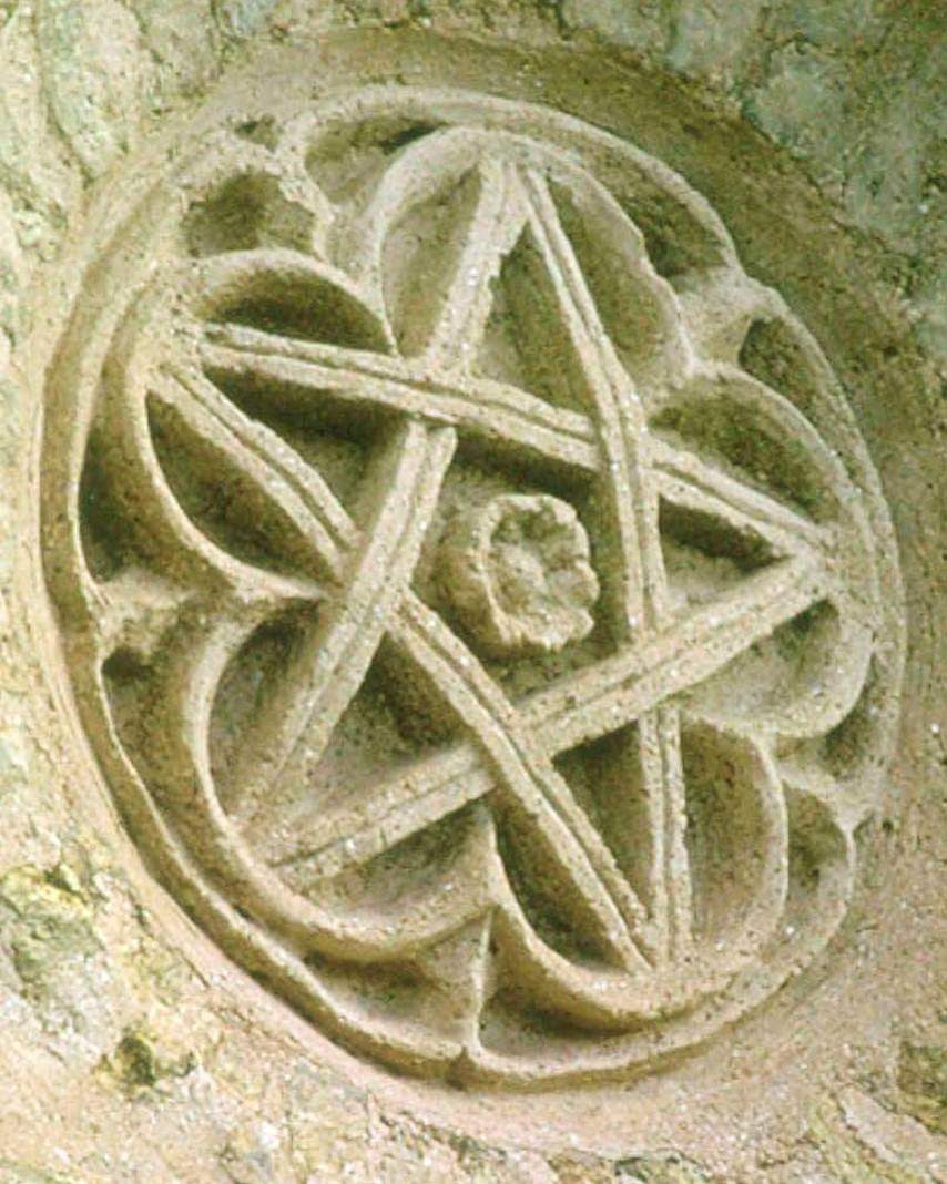 Mustaphaesmaili's tweet photo. Pentagramme mystique pythagoricien dans une rosette mudéjar.
(Le style mudéjar, qui est caractéristique de l'histoire de l'Espagne, constituait un véritable point de rencontre entre la chrétienté et l'Islam. 

Eglise St-André Catalyud (Saragosse – Espagne) https://t.co/cWHx1V1SJc