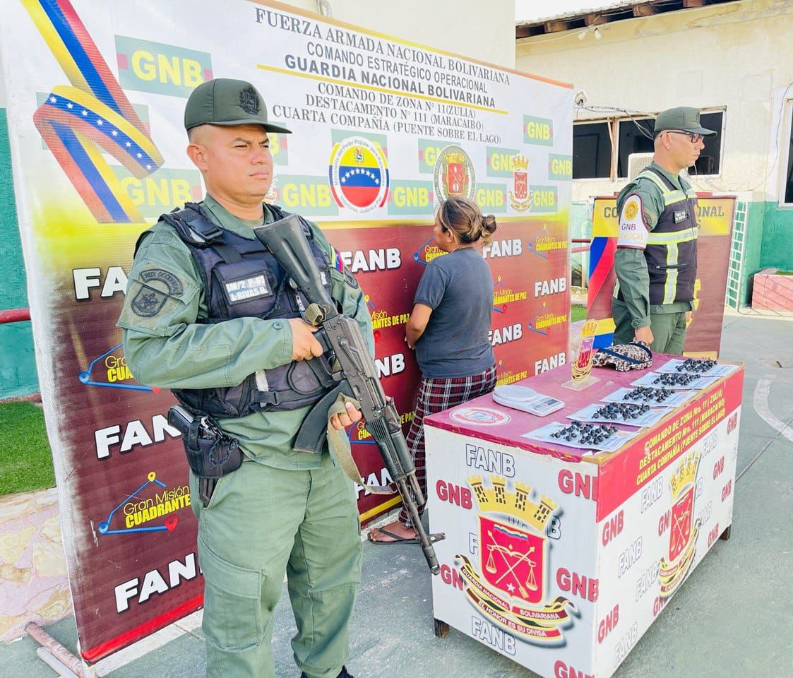 CmdtGNMcbo's tweet photo. Efectivos de la FANB en el Puente GJ. Rafael Urdaneta del edo. Zulia, capturaron una ciudadana que llevaba en un bolso personal 100 dosis  de la presunta droga denominada marihuana con un peso de 94 gramos.  Caso a orden del Ministerio Público. https://t.co/bqW5XKhYmM