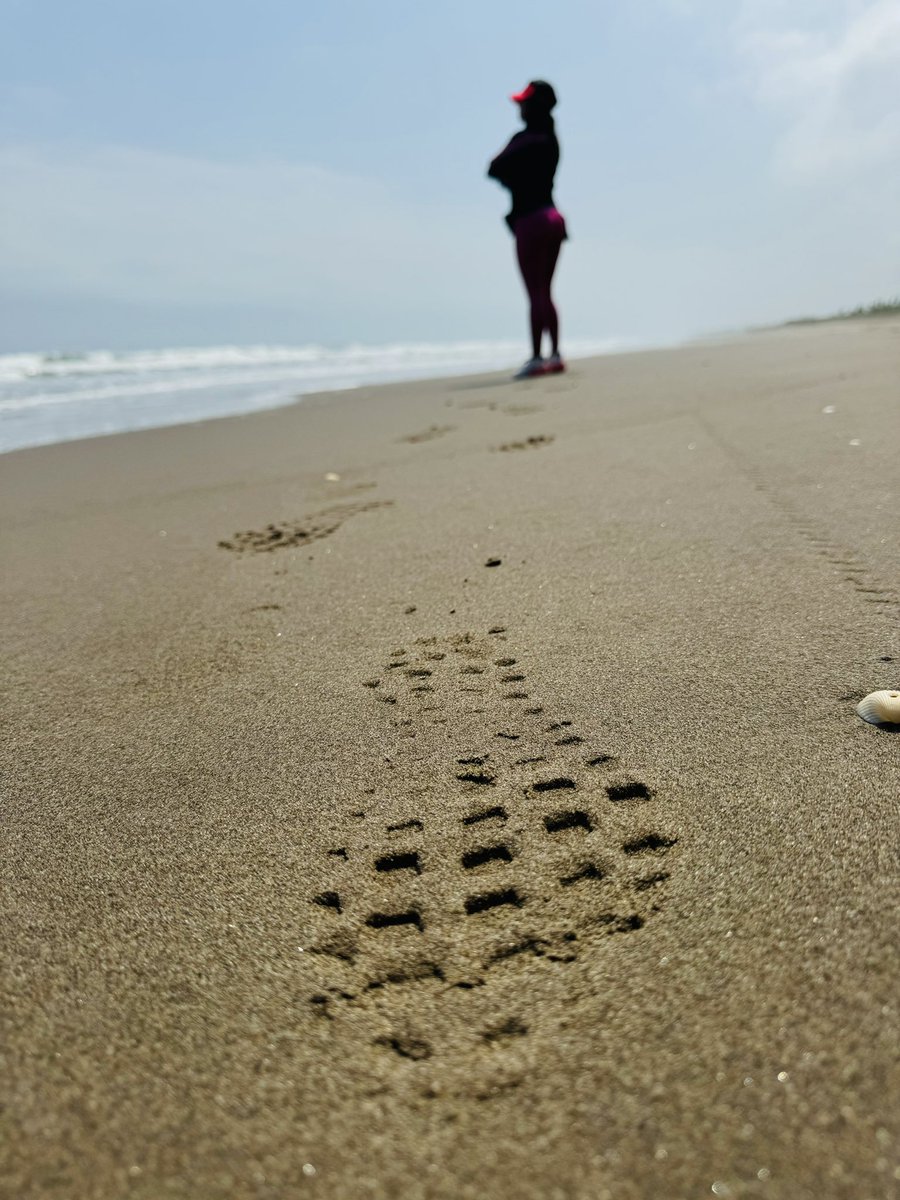 JOCARunning's tweet photo. No importa el lugar, lo importante es dejar huellas bonitas ☀️🌊🏝️👣 🏃🏻‍♀️🏃🏻‍♂️

#running #runninggirl #runninglife #correr #corredores #mountainrunning #trailrunning #loverunning #yoelegicorrer #run #jocamarografo #runningmexico #jocarunning #mar #correrenelmar #searunning #searunners https://t.co/Sdj0Ia72IP