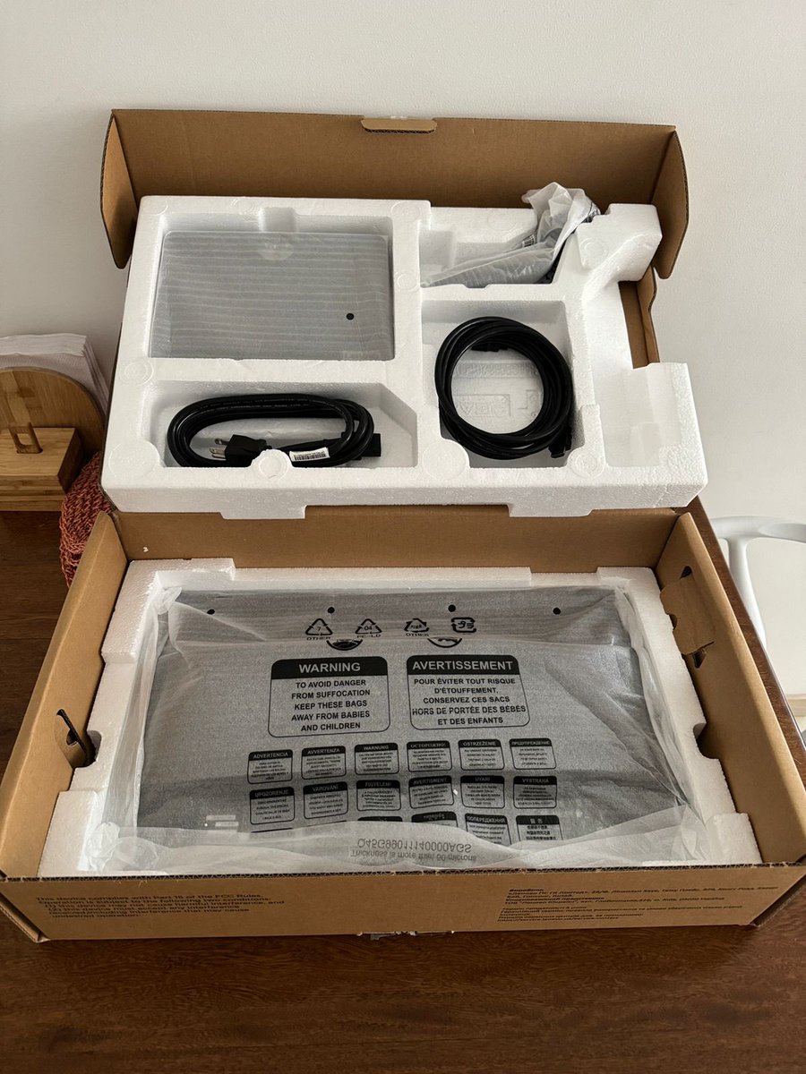 MissAkathisia's tweet photo. Tengo un amigo que está en Medellín y logró conseguir un trabajo de investigación en USA pero necesita vender unas cosas para recolectar fondos. Voy a ir compilando en un hilo. Si no están interesados en comprar, ayúdenme con un RT. Monitor Lenovo 10 meses de uso, buen estado. https://t.co/TTWSbx4ySF