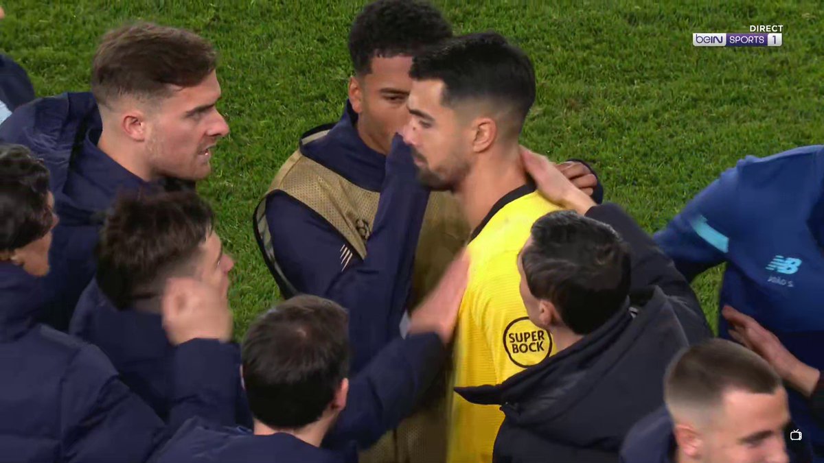 Les joueurs de Porto donnent de la force à Diogo Costa. 💪