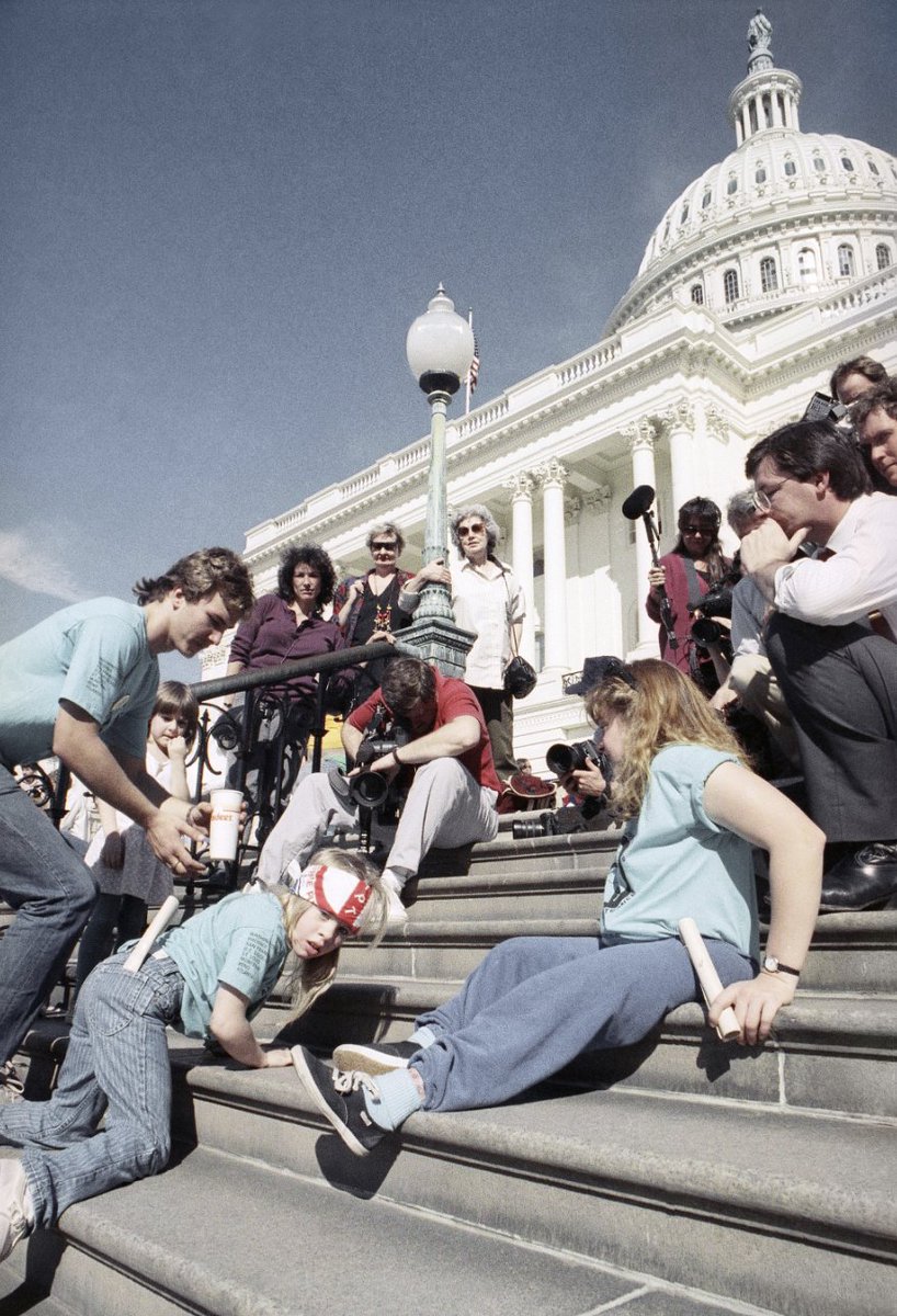 34 yrs ago, protesters for Disability Rights left their crutches, wheelchairs, &amp; other mobility devices behind &amp; crawled up the 84 U.S. Capital steps to highlight the importance of passing the Americans with Disabilities Act (ADA).  share.america.gov/crawling-up-st…

#DisabilityRights