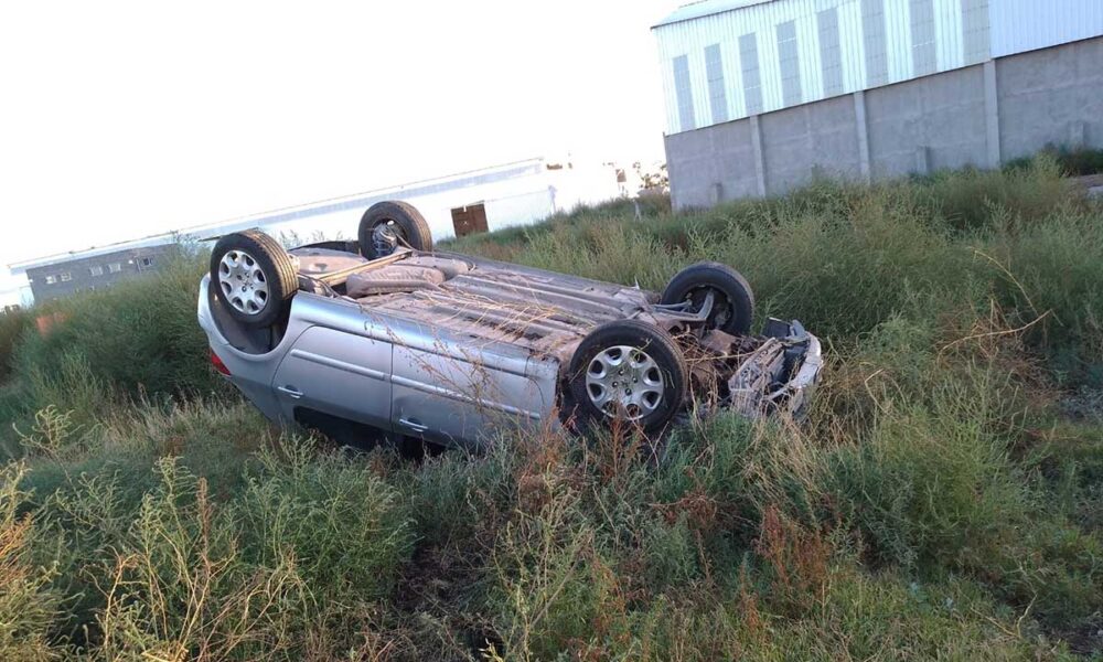 labrujula24's tweet photo. Gran susto: volcó el auto en la Ruta 3 y salió ilesa https://t.co/w0xqNDcvpN #autovolcado #ruta3 #vuelco https://t.co/4Tbitfp7WO