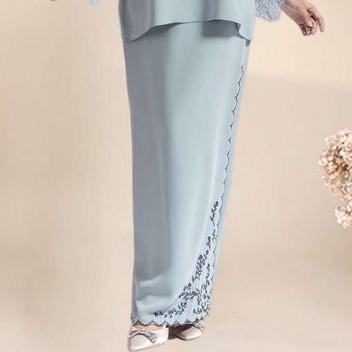 eikahyf's tweet photo. My fav kind of baju kurung, simple yet give stunning look with detailing sulam 🧚‍♀️✨ 

Bonus, this baju kurung only cost u RM70 :3 https://t.co/hg0U6pjCe7