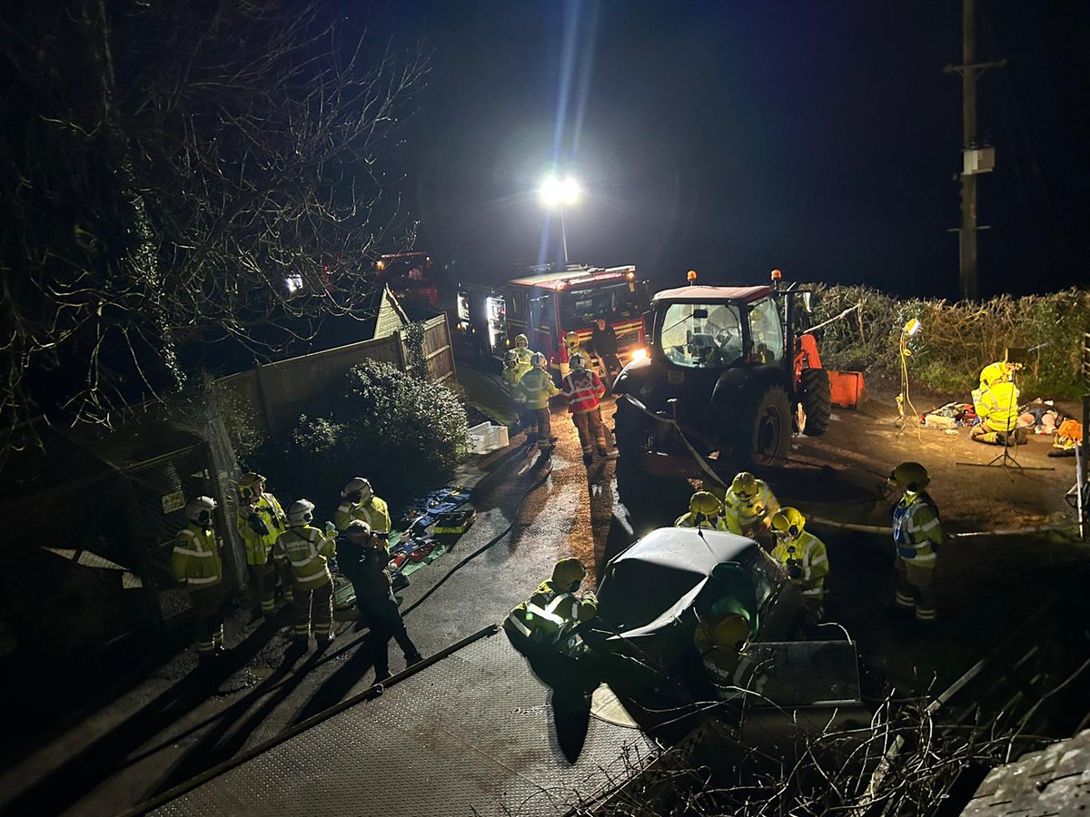 Brilliant night with it all going on in Soberton. Combined exercise with @B_Waltham40 and @Botley38 organised by one of our development firefighters. Thank you so much to the landowner, the casualties and of course @hiwfrs_control for making it all so realistic 🚒♥️