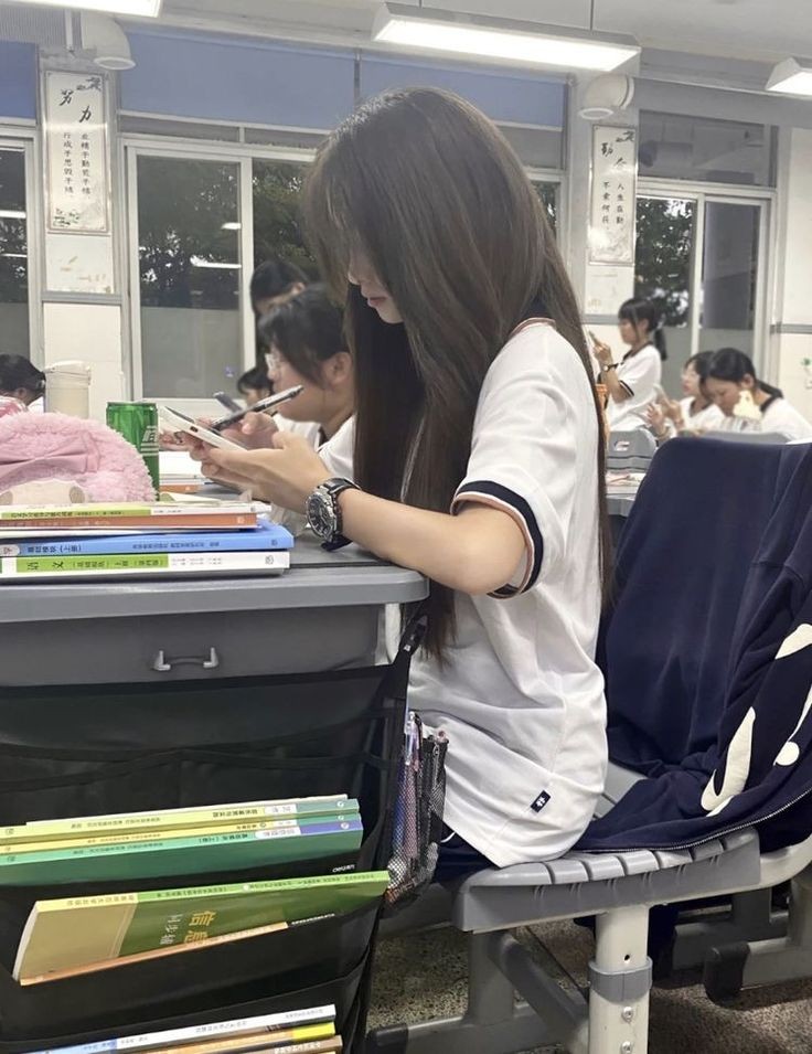 cutelythin1's tweet photo. Look at them sitting in their desks, so small and petite. Look how attractive and pretty they are when they aren't even trying. Think of how happy you would feel sitting there looking that small. https://t.co/VR1sQADuDt
