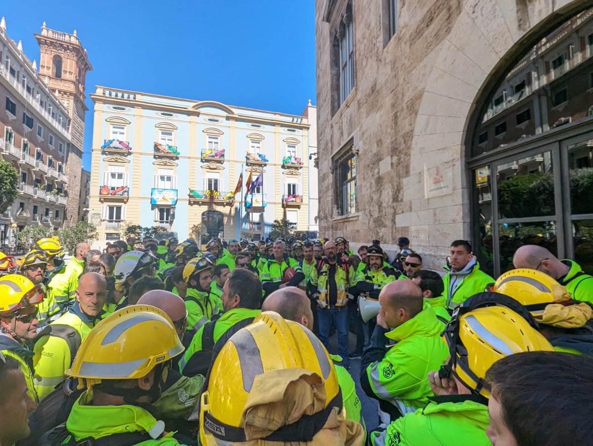 BBFF_CgtPv's tweet photo. Les lluites d'ahir, les de hui, son les llavors que plantàrem i plantem per al futur.
Lluitem pel present però si no ho assolim en la seua totalitat no importa, demà tindrem collita i serà abundant i forta.
Tota lluita col·lectiva és en si una victòria
#Bombersforestalsenlluita https://t.co/SJyxbp9o1o