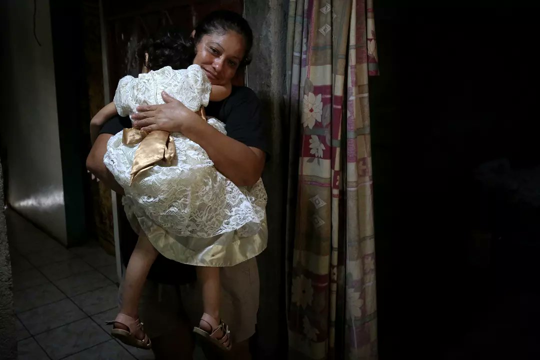 Verónica Delgado abraza a Valentina, quién tenía tres años al momento de la foto. La abraza con la fuerza de una madre que extraña.