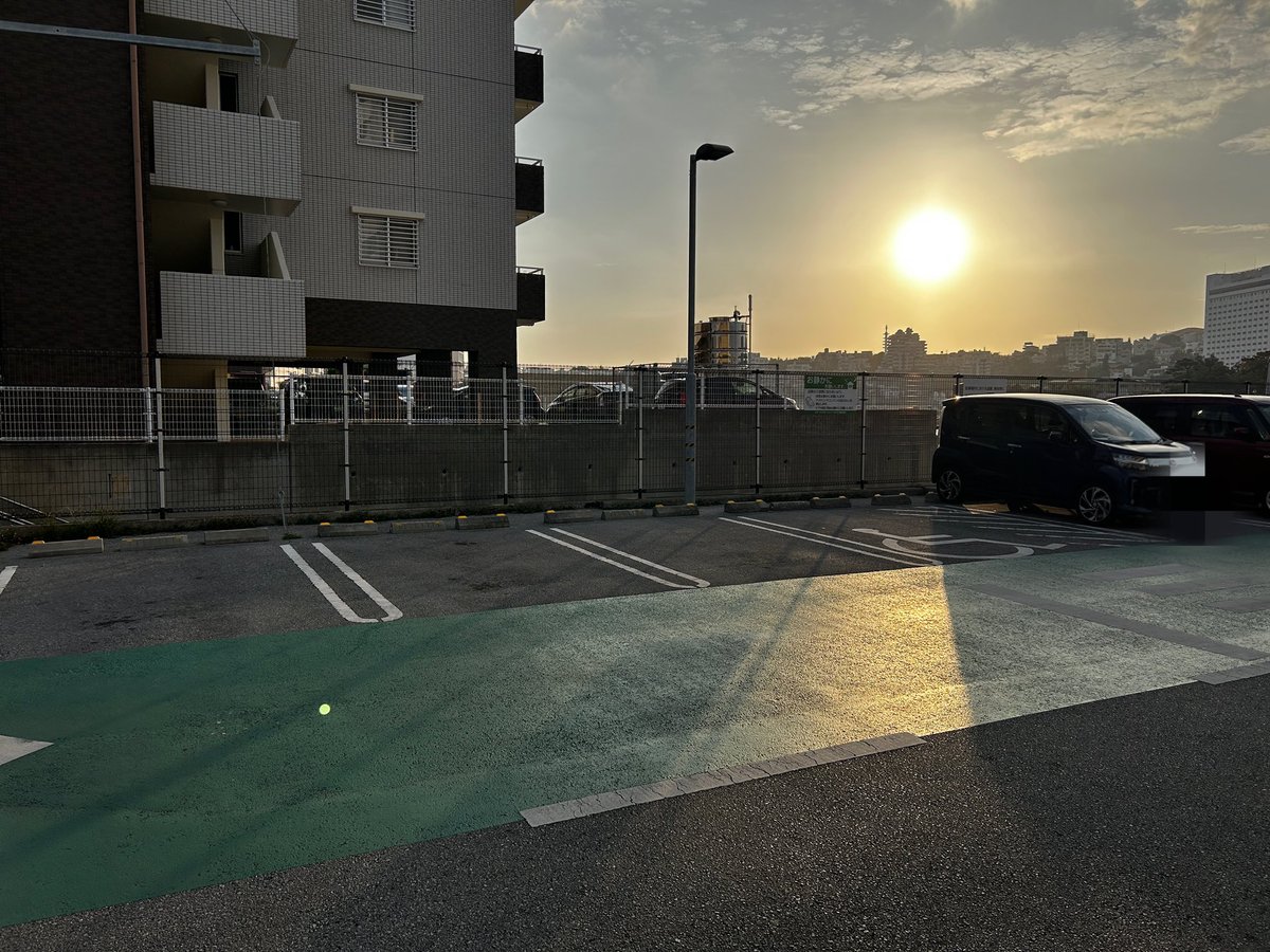 takayamaezato's tweet image. ２日前くらいかな、#障碍者スペース に #健常者 の方が停めていたことがあったんです（五体満足の方が堂々と車に乗って出て行った）。

それを見て思い出すのは、
スターバックスにほぼ毎朝来られる年配の男性。タブレットを駆使して何か作業をされています。…