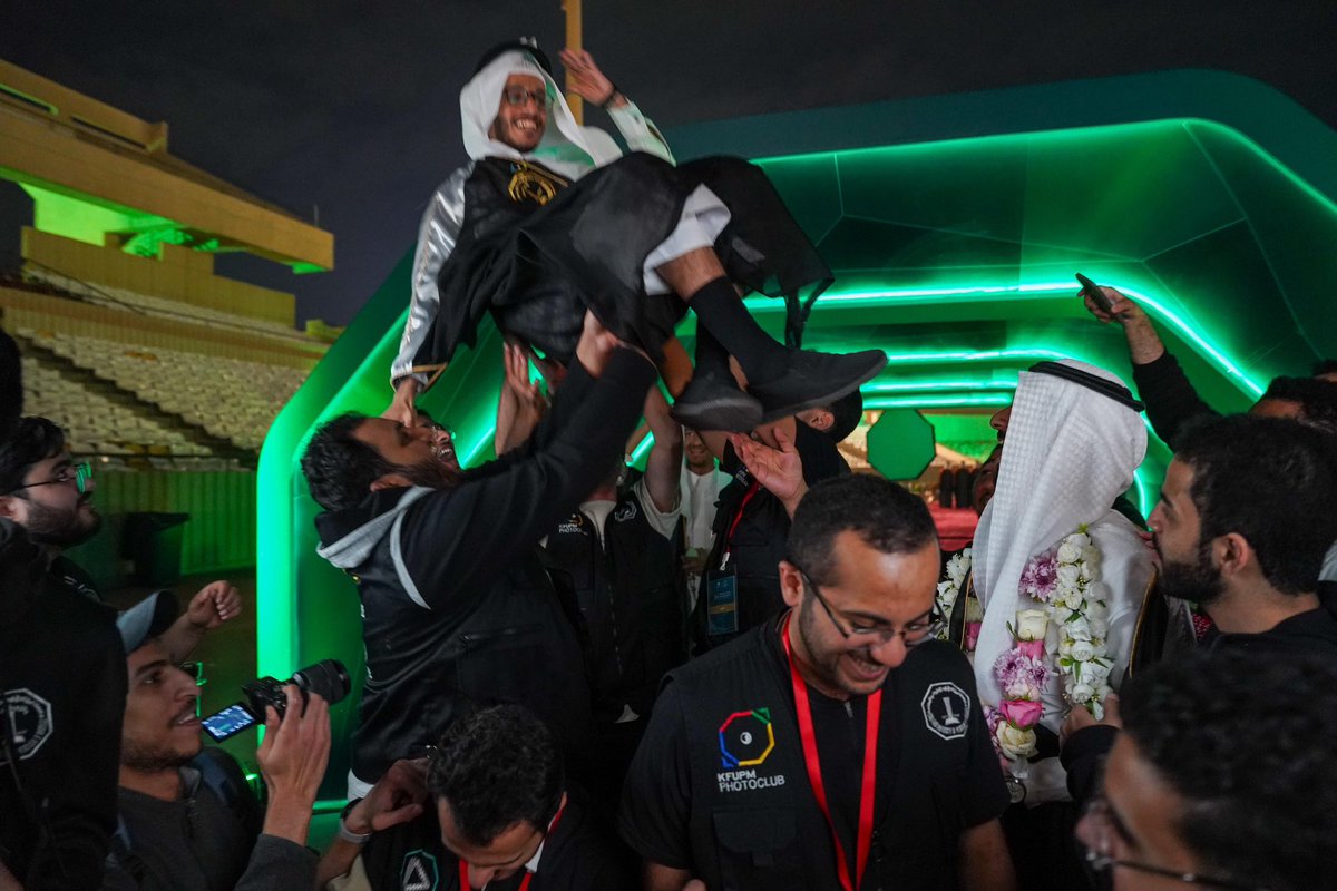 kfupm_mediaClub's tweet photo. يبارك نادي التصوير الضوئي تخرج عضوه الفنان ( عبدالله بن نوار الثبيتي ) من تخصص هندسة البرمجيات. متمنين له كل النجاح والتوفيق ⭐️
🧡✨.

#KFUPM
 #نحلم_ونحقق
 #حفل_تخرج_54 https://t.co/o23HN3gKgs