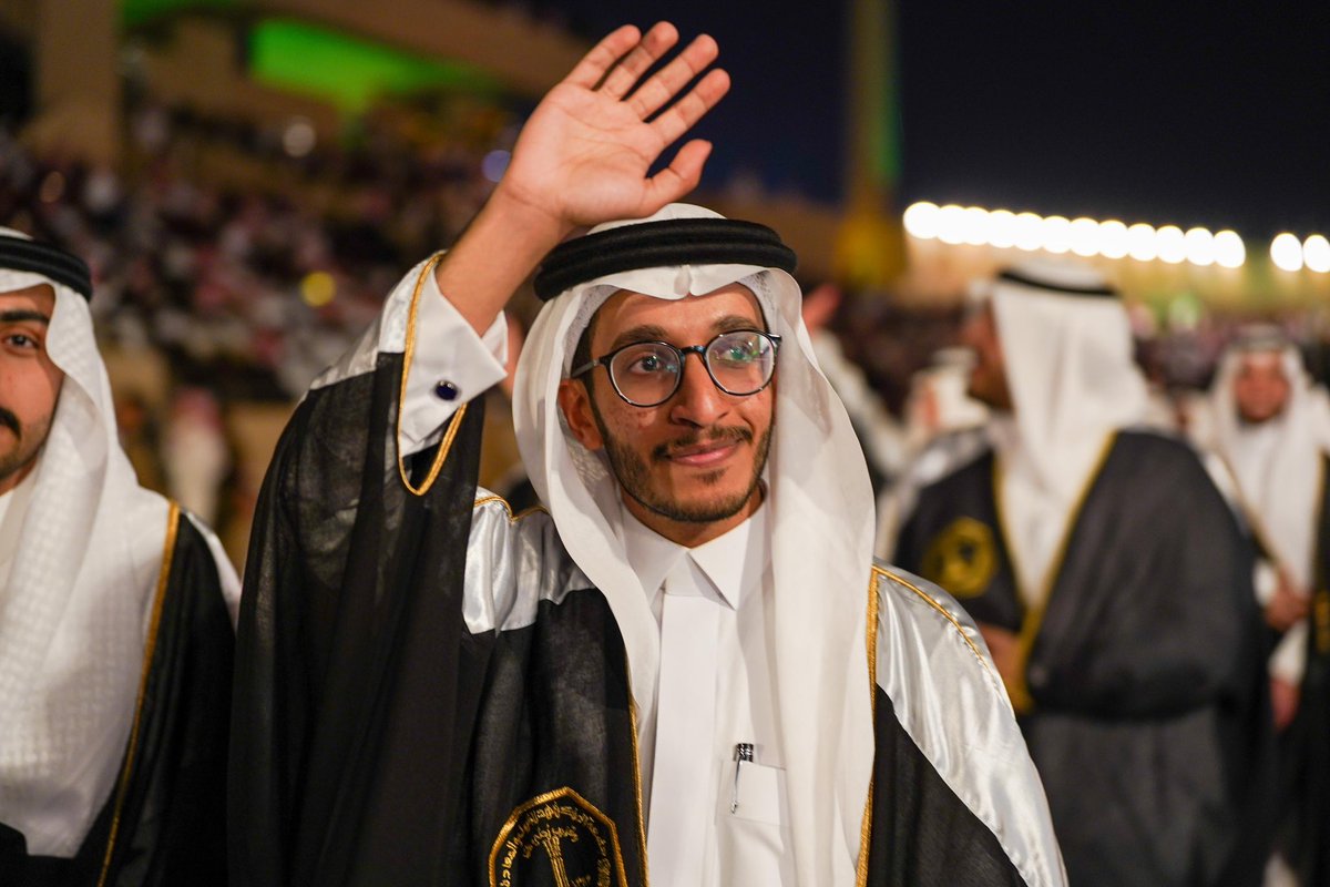 kfupm_mediaClub's tweet photo. يبارك نادي التصوير الضوئي تخرج عضوه الفنان ( عبدالله بن نوار الثبيتي ) من تخصص هندسة البرمجيات. متمنين له كل النجاح والتوفيق ⭐️
🧡✨.

#KFUPM
 #نحلم_ونحقق
 #حفل_تخرج_54 https://t.co/o23HN3gKgs