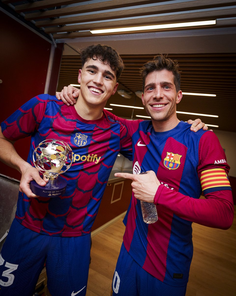 La Masia es un tesoro, de verdad. Foto para la historia. El capitán del equipo, toda una vida en el Club y un joven central de la cantera que debuta a lo grande en la Champions.