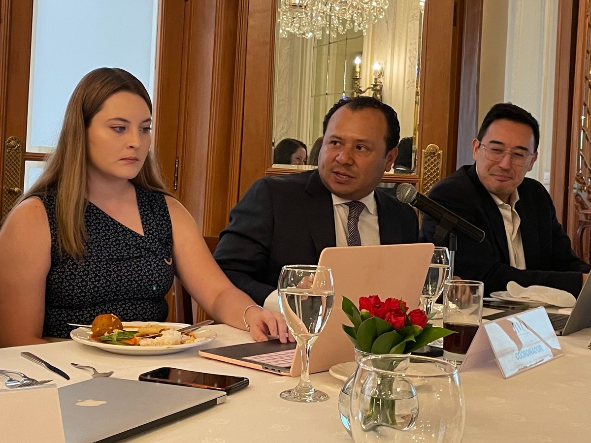 Nos acompañaron en el evento el not. Fernando Pérez Arredondo, coordinador de la comisión de Derecho Notarial. Por parte de la comisión de Derecho Civil estuvieron: Lic. <a href="/habibdiaz/">Habib Diaz Noriega</a>, coordinador ; Lic. Koichi Herrera Sato, subcoordinador y Lic. <a href="/DiDonnaFerrer/">María José Di Donna Ferrer</a>, secretaria. 2/2.